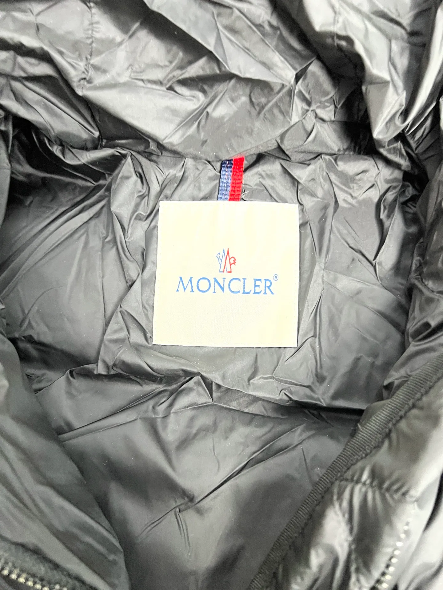 P1080 Moncler's new fur collar hooded waisted down jacket. The slim fit highlights the fluffy temperament of this down jacket. It is light and neat without any bloat. The fur collar at the neck is very textured. It is super slim and reduces your age. It is both warm and fashionable. It is definitely a versatile and unmistakable warm weapon for daily outings. Size: 1234
