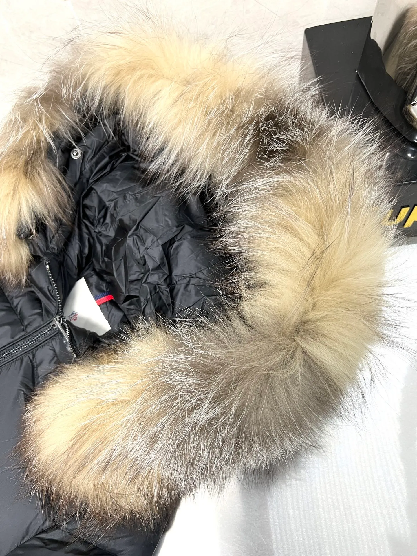 P1080 Moncler's new fur collar hooded waisted down jacket. The slim fit highlights the fluffy temperament of this down jacket. It is light and neat without any bloat. The fur collar at the neck is very textured. It is super slim and reduces your age. It is both warm and fashionable. It is definitely a versatile and unmistakable warm weapon for daily outings. Size: 1234