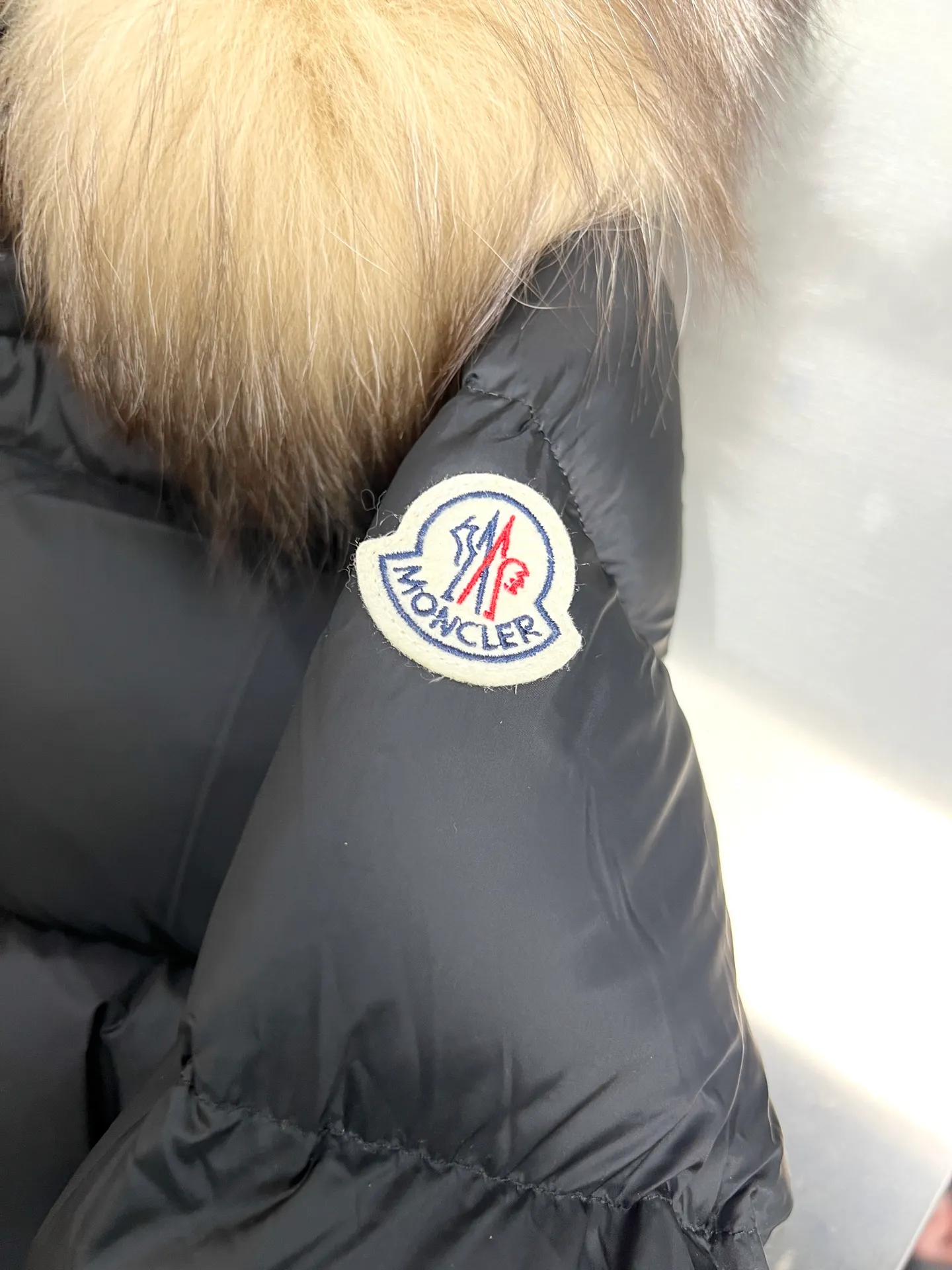 P1080 Moncler's new fur collar hooded waisted down jacket. The slim fit highlights the fluffy temperament of this down jacket. It is light and neat without any bloat. The fur collar at the neck is very textured. It is super slim and reduces your age. It is both warm and fashionable. It is definitely a versatile and unmistakable warm weapon for daily outings. Size: 1234