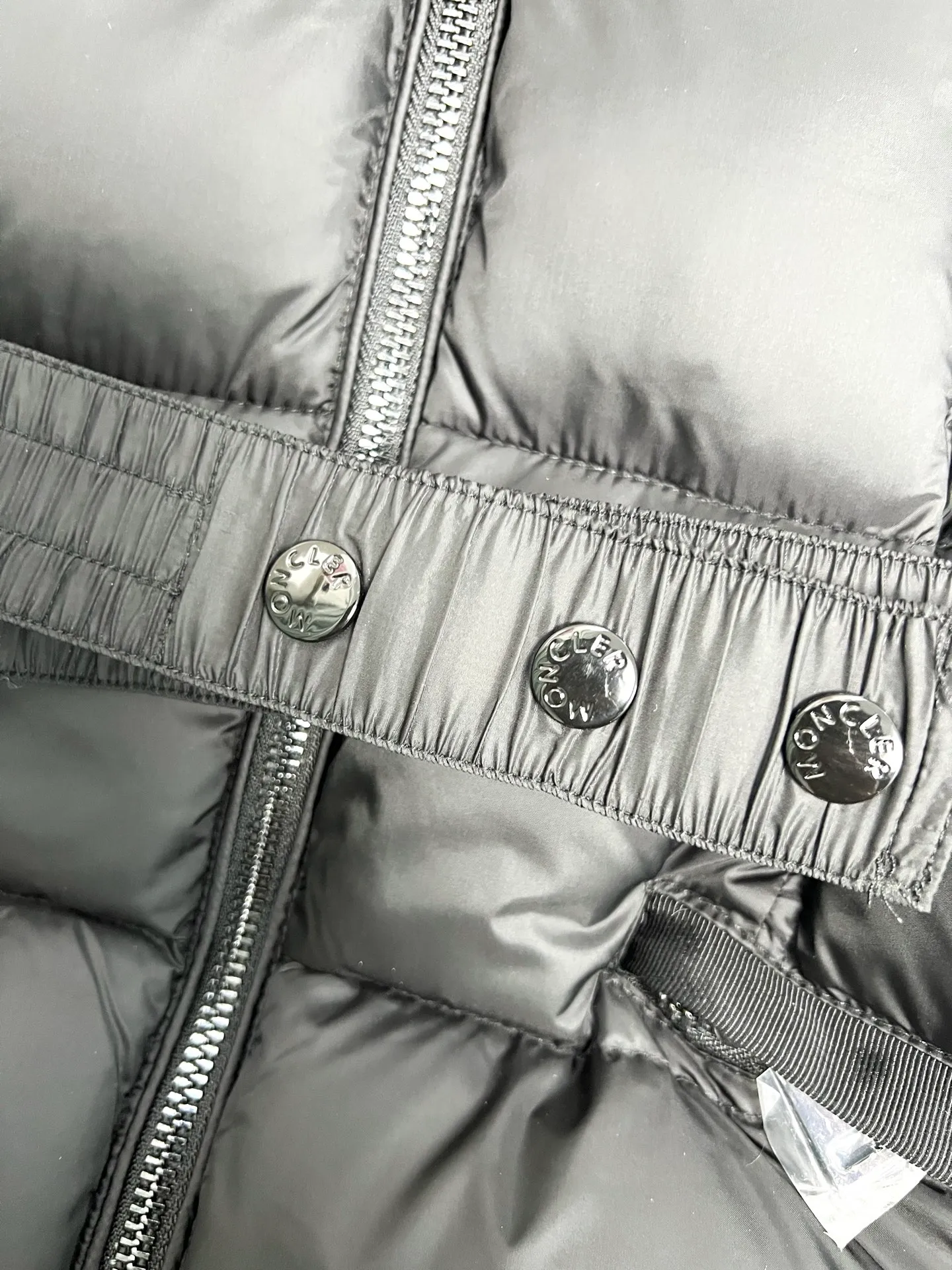 P1080 Moncler's new fur collar hooded waisted down jacket. The slim fit highlights the fluffy temperament of this down jacket. It is light and neat without any bloat. The fur collar at the neck is very textured. It is super slim and reduces your age. It is both warm and fashionable. It is definitely a versatile and unmistakable warm weapon for daily outings. Size: 1234