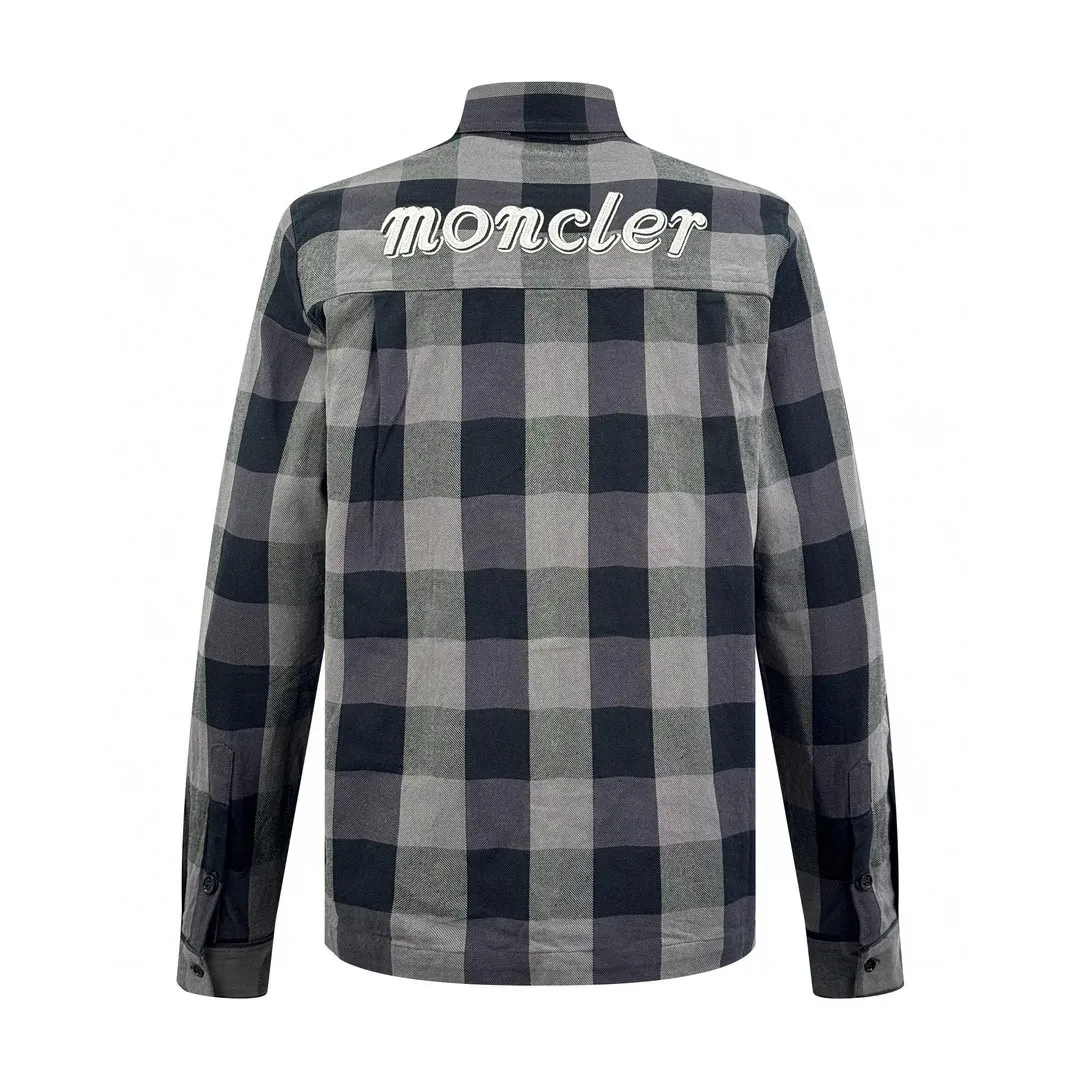 P490 Exclusive supply] Moncler three-party joint plaid shirt. The original version was purchased for 8,450 and developed. The fabric is made of custom-woven plaid cotton. It has clear texture and delicate touch. It is comfortable and close to the skin. It is based on the interweaving of pure dark gray and light gray. It is deep and layered. Moncler The co-branded embroidery logo on the sleeves is another dynamic scenery. It is a concentrated imprint of the brand spirit. It exudes a sense of luxury from the inside out. It is a stunning work in the fashion feast, using imported machine embroidery technology. It uses advanced computer control systems and precision mechanical components to realize Moncler embroidery operations with high precision. The lines are smooth and delicate. Infrared positioning cutting bed uses infrared transmitters and infrared receivers to achieve precise positioning of materials. The accuracy can reach the micron level. In order to meet the effect of high-precision cutting of plaid alignment, the material loss is extremely high. Each piece needs to be lost 10 points on average. It is time-consuming and labor-intensive. The details are genuine, and the fabrics have been sand washed. The texture is better, not easy to deform, not easy to shrink, not easy to fade, and maintains long-term beauty. Size:46-48-50-52