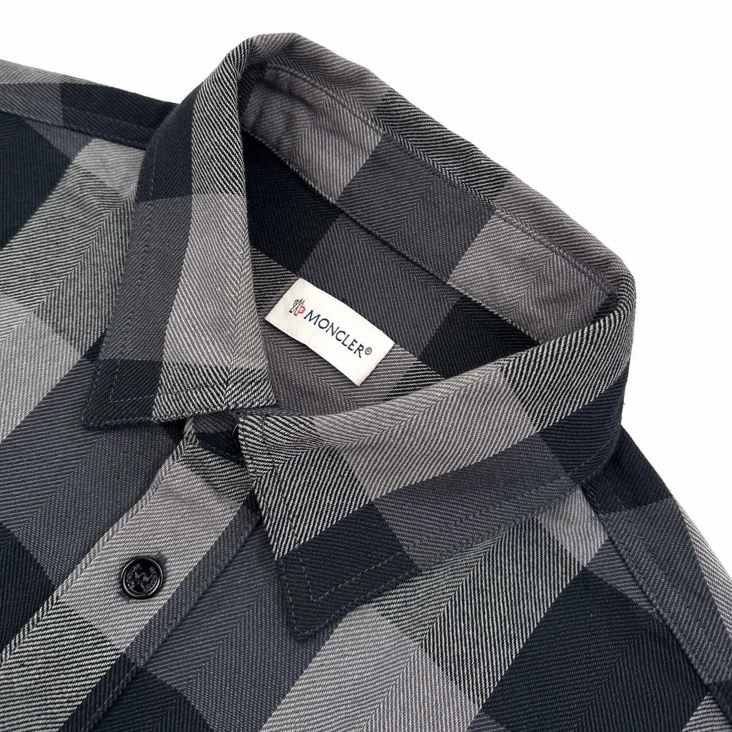 P490 Exclusive supply] Moncler three-party joint plaid shirt. The original version was purchased for 8,450 and developed. The fabric is made of custom-woven plaid cotton. It has clear texture and delicate touch. It is comfortable and close to the skin. It is based on the interweaving of pure dark gray and light gray. It is deep and layered. Moncler The co-branded embroidery logo on the sleeves is another dynamic scenery. It is a concentrated imprint of the brand spirit. It exudes a sense of luxury from the inside out. It is a stunning work in the fashion feast, using imported machine embroidery technology. It uses advanced computer control systems and precision mechanical components to realize Moncler embroidery operations with high precision. The lines are smooth and delicate. Infrared positioning cutting bed uses infrared transmitters and infrared receivers to achieve precise positioning of materials. The accuracy can reach the micron level. In order to meet the effect of high-precision cutting of plaid alignment, the material loss is extremely high. Each piece needs to be lost 10 points on average. It is time-consuming and labor-intensive. The details are genuine, and the fabrics have been sand washed. The texture is better, not easy to deform, not easy to shrink, not easy to fade, and maintains long-term beauty. Size:46-48-50-52