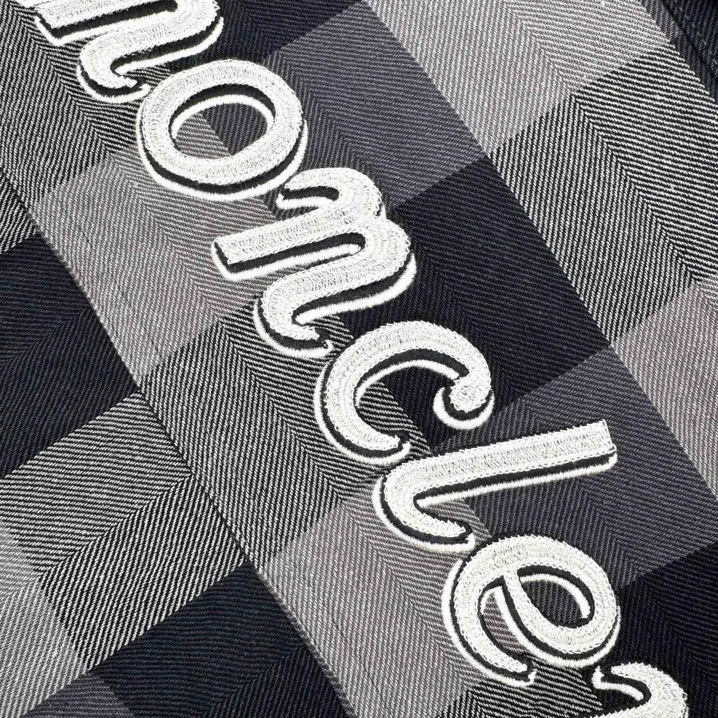 P490 Exclusive supply] Moncler three-party joint plaid shirt. The original version was purchased for 8,450 and developed. The fabric is made of custom-woven plaid cotton. It has clear texture and delicate touch. It is comfortable and close to the skin. It is based on the interweaving of pure dark gray and light gray. It is deep and layered. Moncler The co-branded embroidery logo on the sleeves is another dynamic scenery. It is a concentrated imprint of the brand spirit. It exudes a sense of luxury from the inside out. It is a stunning work in the fashion feast, using imported machine embroidery technology. It uses advanced computer control systems and precision mechanical components to realize Moncler embroidery operations with high precision. The lines are smooth and delicate. Infrared positioning cutting bed uses infrared transmitters and infrared receivers to achieve precise positioning of materials. The accuracy can reach the micron level. In order to meet the effect of high-precision cutting of plaid alignment, the material loss is extremely high. Each piece needs to be lost 10 points on average. It is time-consuming and labor-intensive. The details are genuine, and the fabrics have been sand washed. The texture is better, not easy to deform, not easy to shrink, not easy to fade, and maintains long-term beauty. Size:46-48-50-52