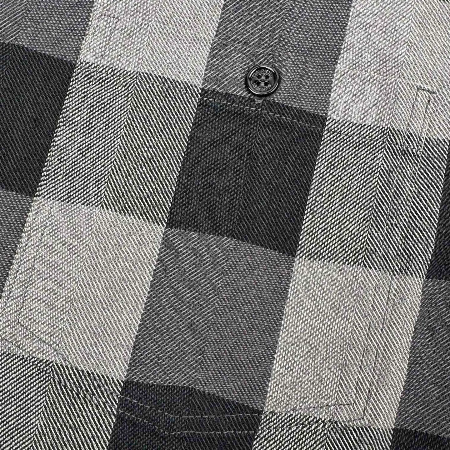 P490 Exclusive supply] Moncler three-party joint plaid shirt. The original version was purchased for 8,450 and developed. The fabric is made of custom-woven plaid cotton. It has clear texture and delicate touch. It is comfortable and close to the skin. It is based on the interweaving of pure dark gray and light gray. It is deep and layered. Moncler The co-branded embroidery logo on the sleeves is another dynamic scenery. It is a concentrated imprint of the brand spirit. It exudes a sense of luxury from the inside out. It is a stunning work in the fashion feast, using imported machine embroidery technology. It uses advanced computer control systems and precision mechanical components to realize Moncler embroidery operations with high precision. The lines are smooth and delicate. Infrared positioning cutting bed uses infrared transmitters and infrared receivers to achieve precise positioning of materials. The accuracy can reach the micron level. In order to meet the effect of high-precision cutting of plaid alignment, the material loss is extremely high. Each piece needs to be lost 10 points on average. It is time-consuming and labor-intensive. The details are genuine, and the fabrics have been sand washed. The texture is better, not easy to deform, not easy to shrink, not easy to fade, and maintains long-term beauty. Size:46-48-50-52