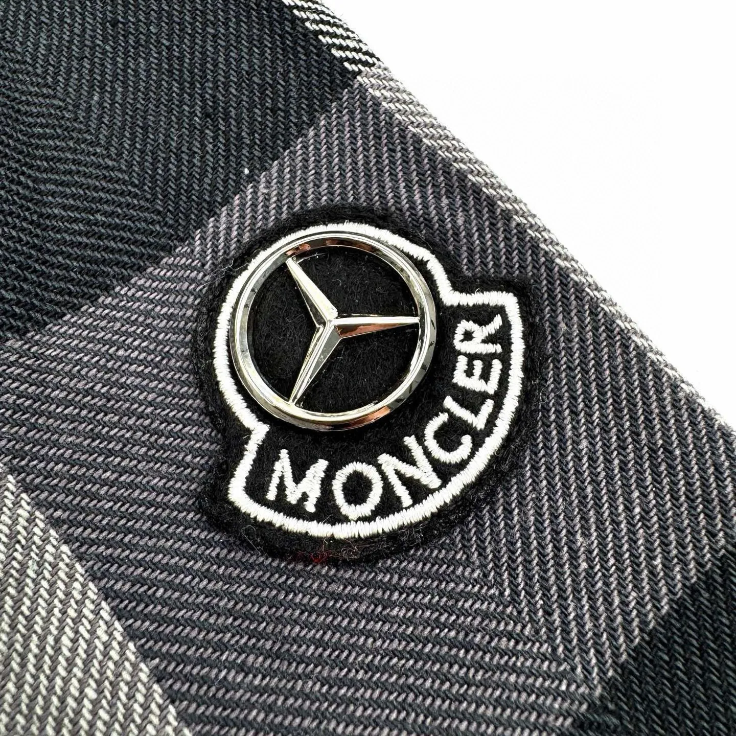 P490 Exclusive supply] Moncler three-party joint plaid shirt. The original version was purchased for 8,450 and developed. The fabric is made of custom-woven plaid cotton. It has clear texture and delicate touch. It is comfortable and close to the skin. It is based on the interweaving of pure dark gray and light gray. It is deep and layered. Moncler The co-branded embroidery logo on the sleeves is another dynamic scenery. It is a concentrated imprint of the brand spirit. It exudes a sense of luxury from the inside out. It is a stunning work in the fashion feast, using imported machine embroidery technology. It uses advanced computer control systems and precision mechanical components to realize Moncler embroidery operations with high precision. The lines are smooth and delicate. Infrared positioning cutting bed uses infrared transmitters and infrared receivers to achieve precise positioning of materials. The accuracy can reach the micron level. In order to meet the effect of high-precision cutting of plaid alignment, the material loss is extremely high. Each piece needs to be lost 10 points on average. It is time-consuming and labor-intensive. The details are genuine, and the fabrics have been sand washed. The texture is better, not easy to deform, not easy to shrink, not easy to fade, and maintains long-term beauty. Size:46-48-50-52