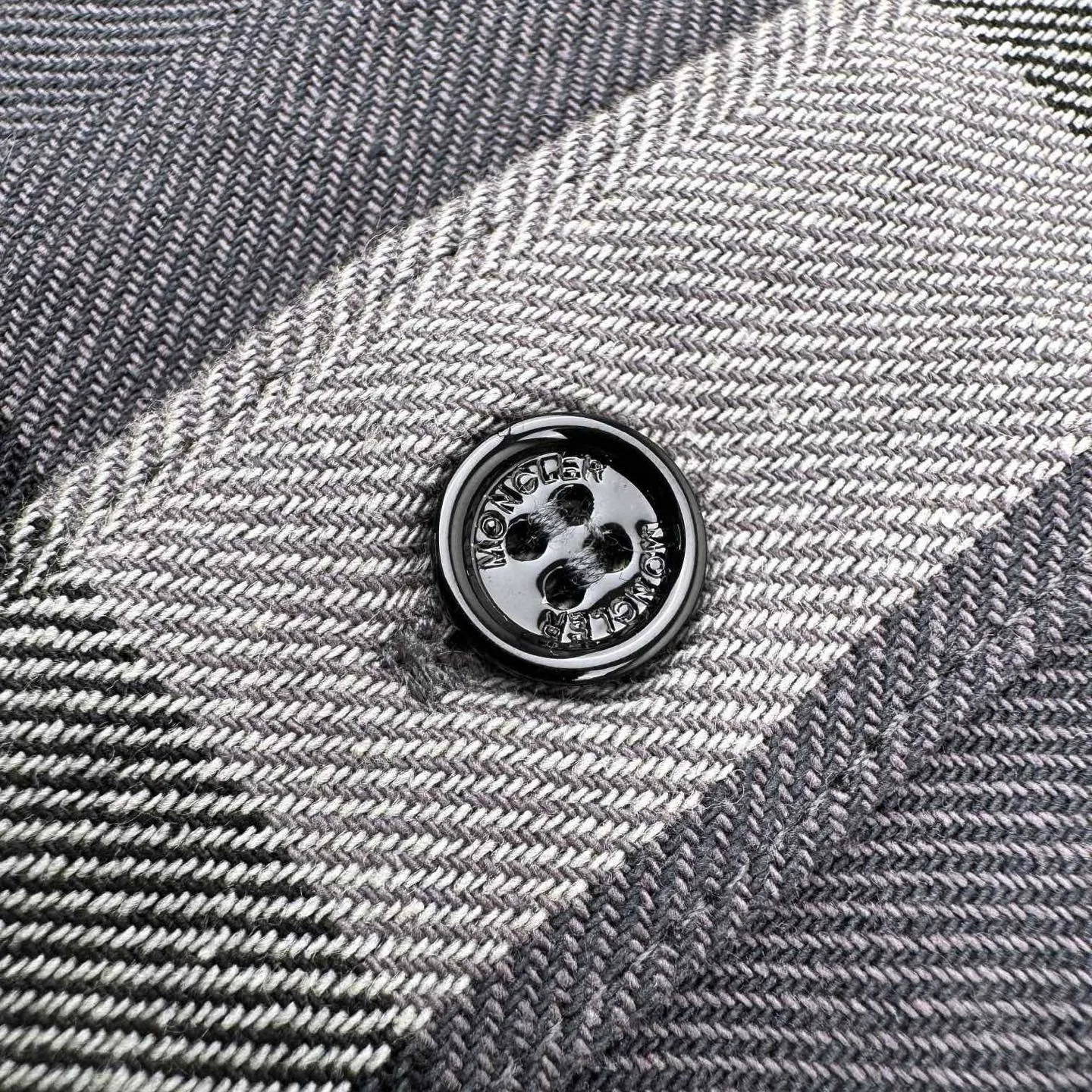 P490 Exclusive supply] Moncler three-party joint plaid shirt. The original version was purchased for 8,450 and developed. The fabric is made of custom-woven plaid cotton. It has clear texture and delicate touch. It is comfortable and close to the skin. It is based on the interweaving of pure dark gray and light gray. It is deep and layered. Moncler The co-branded embroidery logo on the sleeves is another dynamic scenery. It is a concentrated imprint of the brand spirit. It exudes a sense of luxury from the inside out. It is a stunning work in the fashion feast, using imported machine embroidery technology. It uses advanced computer control systems and precision mechanical components to realize Moncler embroidery operations with high precision. The lines are smooth and delicate. Infrared positioning cutting bed uses infrared transmitters and infrared receivers to achieve precise positioning of materials. The accuracy can reach the micron level. In order to meet the effect of high-precision cutting of plaid alignment, the material loss is extremely high. Each piece needs to be lost 10 points on average. It is time-consuming and labor-intensive. The details are genuine, and the fabrics have been sand washed. The texture is better, not easy to deform, not easy to shrink, not easy to fade, and maintains long-term beauty. Size:46-48-50-52