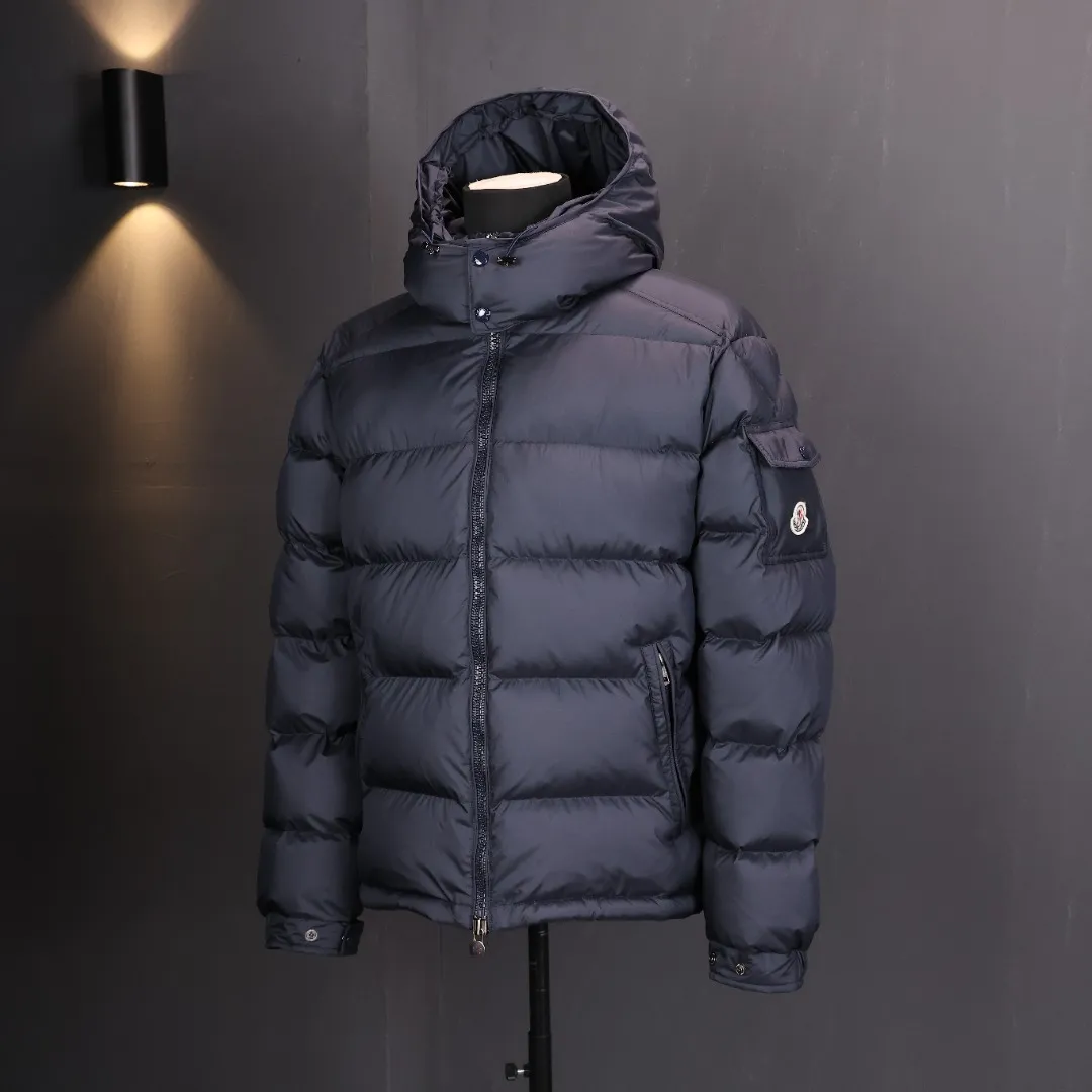P1120 Moncler Maya series FW25 Maya matte sleeve pocket logo logo comfortable removable hood short down jacket, same style for men and women