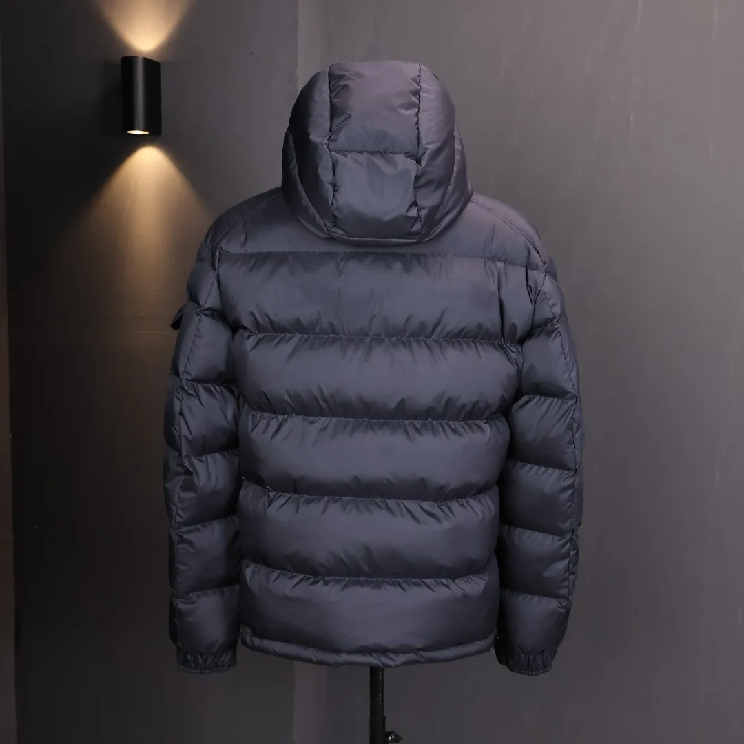 P1120 Moncler Maya series FW25 Maya matte sleeve pocket logo logo comfortable removable hood short down jacket, same style for men and women