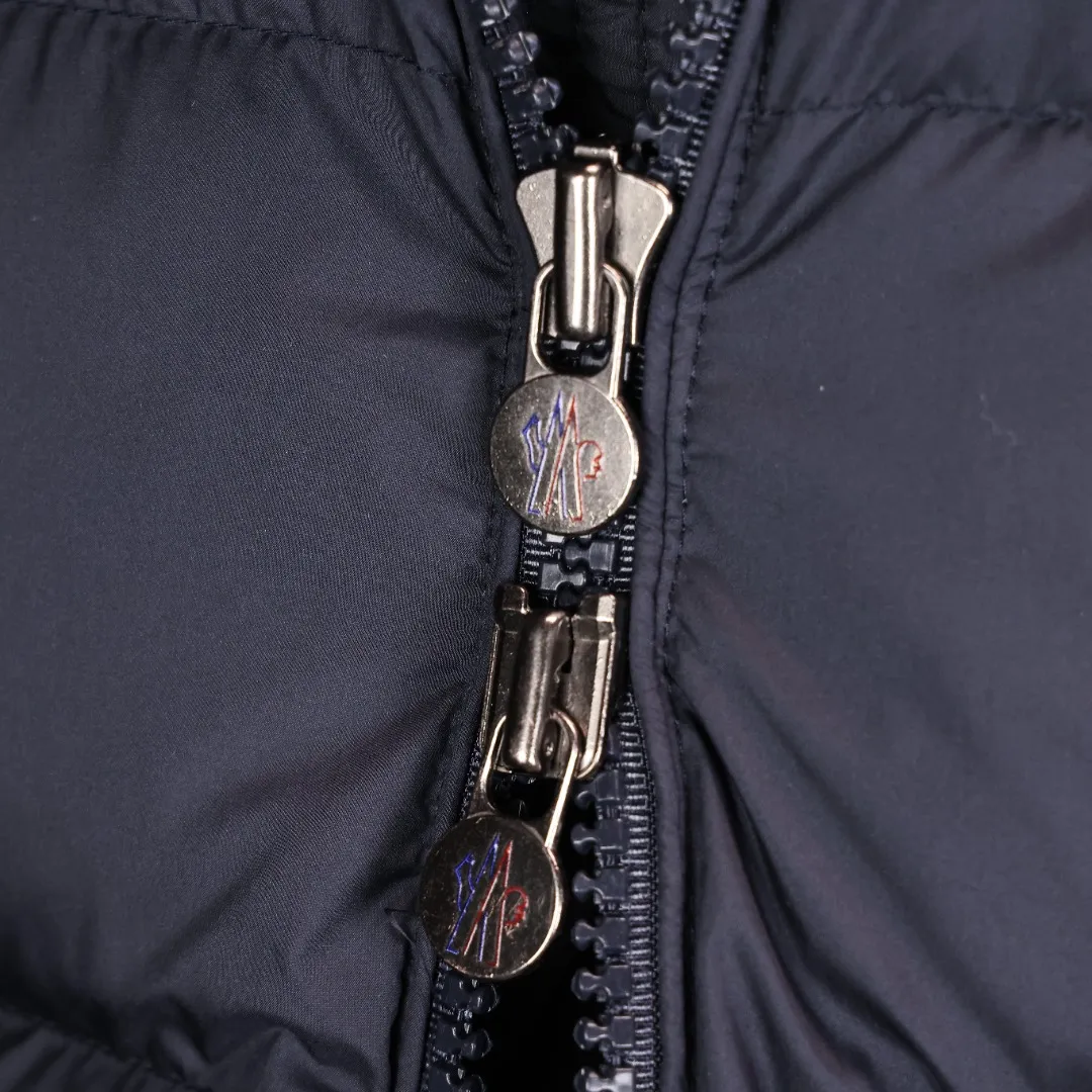 P1120 Moncler Maya series FW25 Maya matte sleeve pocket logo logo comfortable removable hood short down jacket, same style for men and women