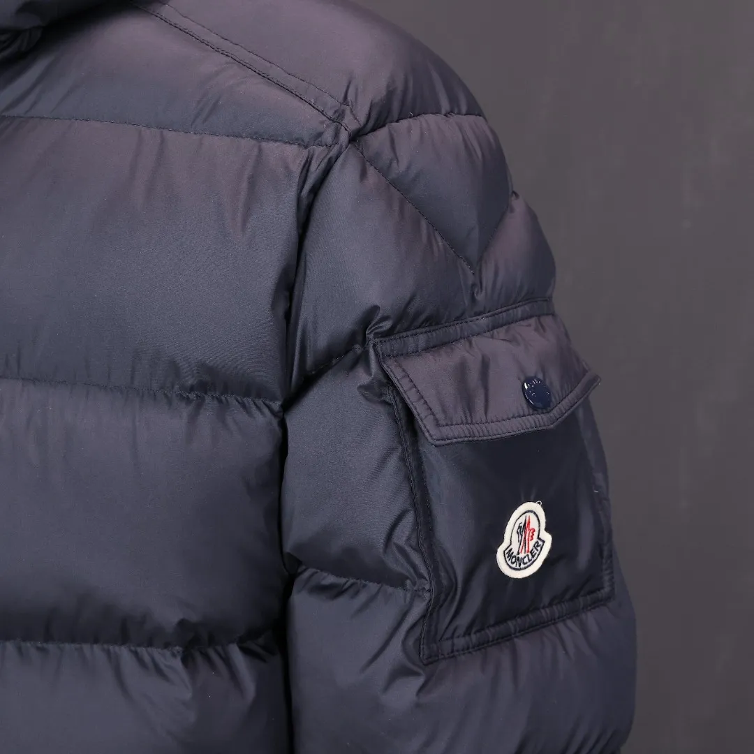 P1120 Moncler Maya series FW25 Maya matte sleeve pocket logo logo comfortable removable hood short down jacket, same style for men and women