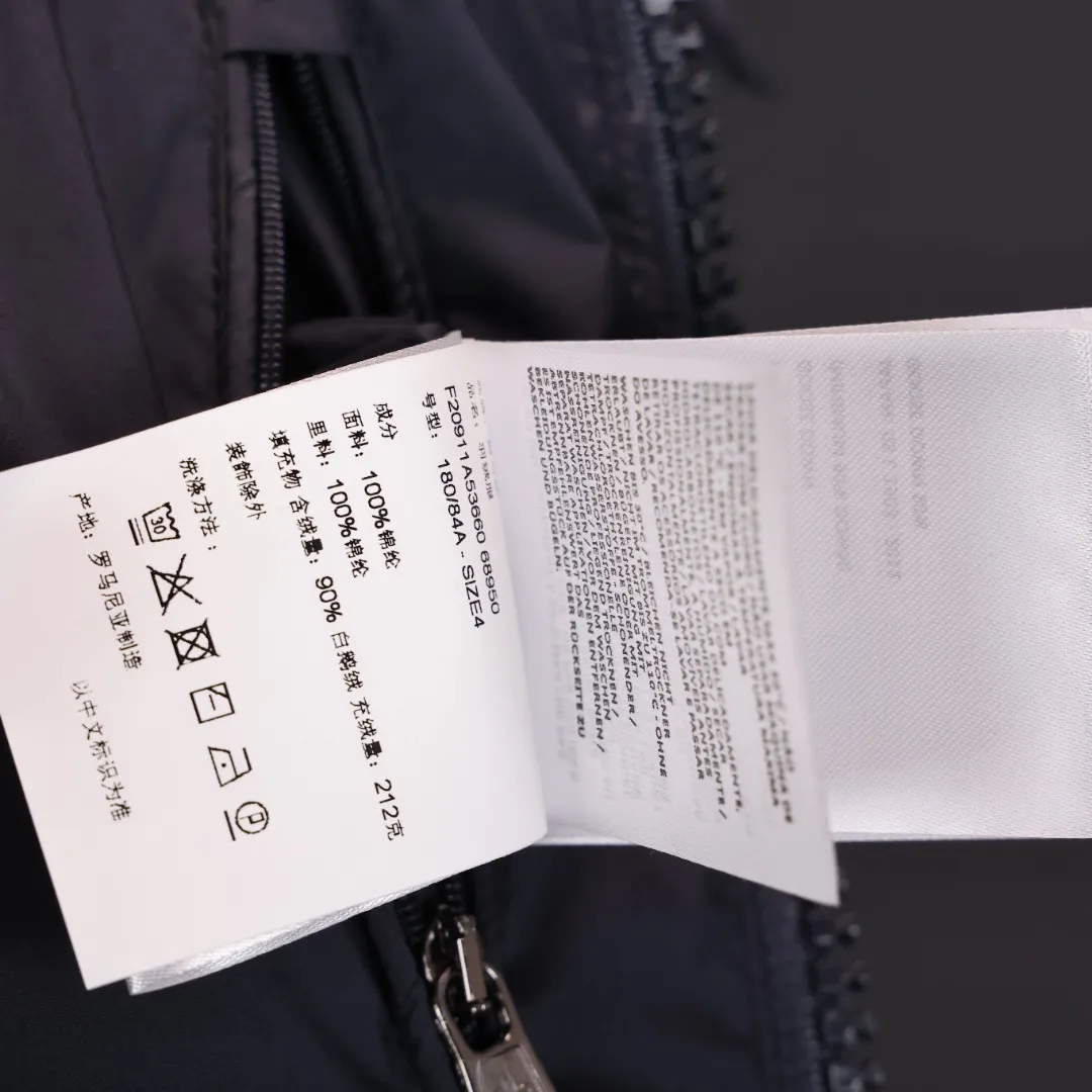 P1120 Moncler Maya series FW25 Maya matte sleeve pocket logo logo comfortable removable hood short down jacket, same style for men and women