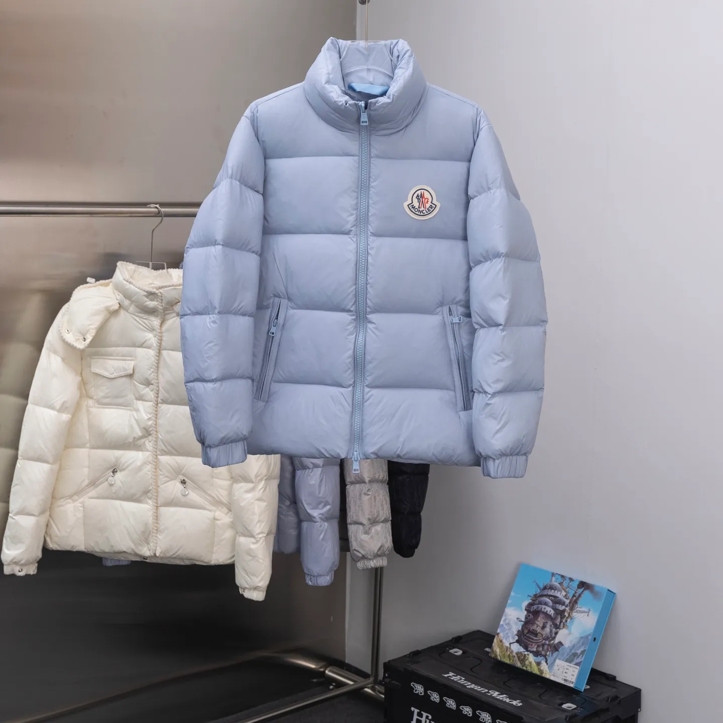 P780 Super King Fried ⬆️Moncler Citala short men's down jacket. Looking at it, there is no other version on the market that can beat it. 130w + one ton of special European gooseneck filling. 850+ fill power, I am twice as thick as the market version, but twice as light. The Citala men's short down jacket is made of pop-colored light fabric, highlighting the vitality of the series.  Made from lightweight nylon with a longue saison lining, the Citala down jacket is comfortable and warm without being bulky. This cropped down jacket has a comfortable fit, a signature turtleneck and a quilted, checkered silhouette. Details •Made from lightweight nylon fabric •Longue saison lining •Down filling (⚠️Premium goose down) •Stand collar •Zip closure •Zip pockets •Elastic cuffs and hem •Felt logo patch Size : 1-5 Couple size.