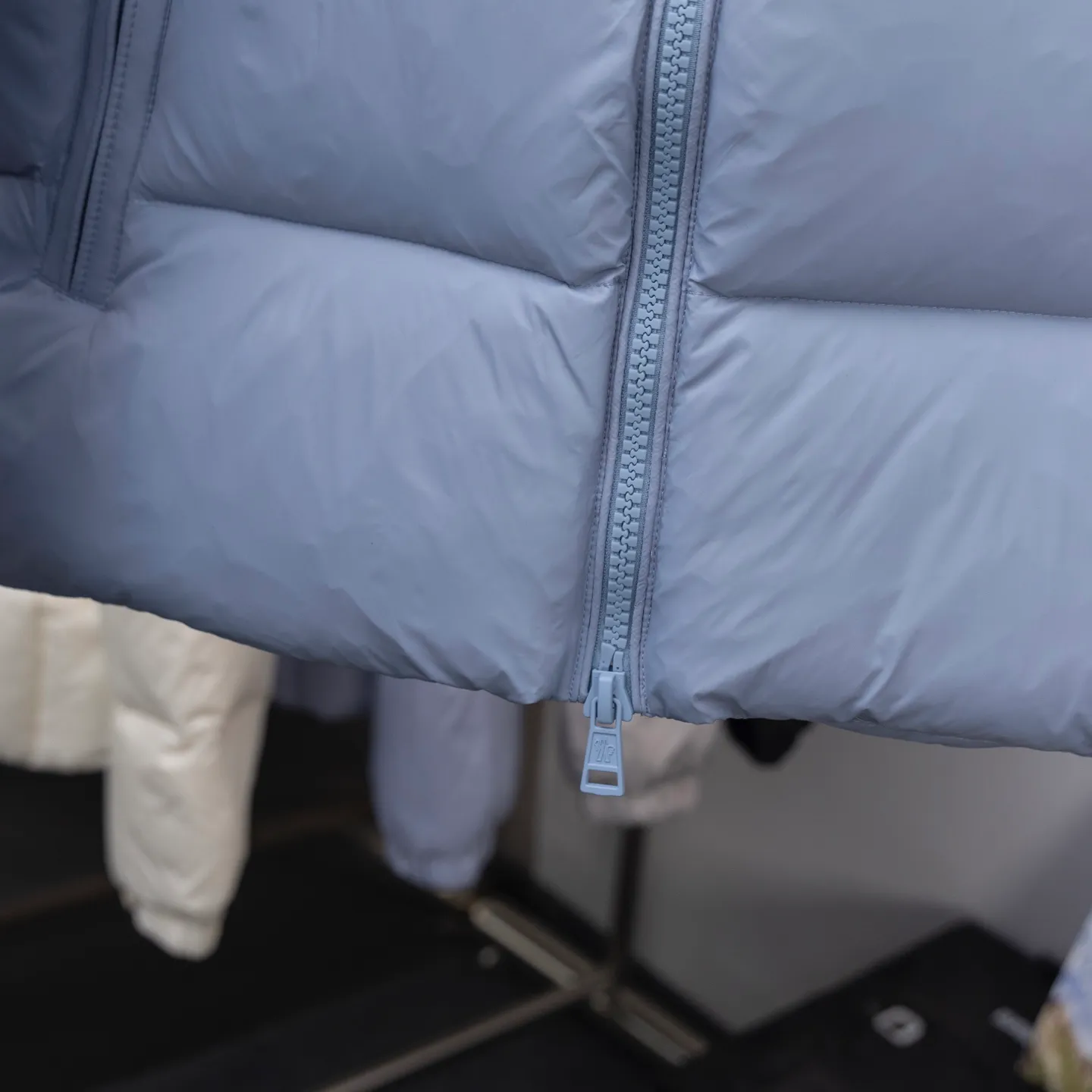 P780 Super King Fried ⬆️Moncler Citala short men's down jacket. Looking at it, there is no other version on the market that can beat it. 130w + one ton of special European gooseneck filling. 850+ fill power, I am twice as thick as the market version, but twice as light. The Citala men's short down jacket is made of pop-colored light fabric, highlighting the vitality of the series.  Made from lightweight nylon with a longue saison lining, the Citala down jacket is comfortable and warm without being bulky. This cropped down jacket has a comfortable fit, a signature turtleneck and a quilted, checkered silhouette. Details •Made from lightweight nylon fabric •Longue saison lining •Down filling (⚠️Premium goose down) •Stand collar •Zip closure •Zip pockets •Elastic cuffs and hem •Felt logo patch Size : 1-5 Couple size.