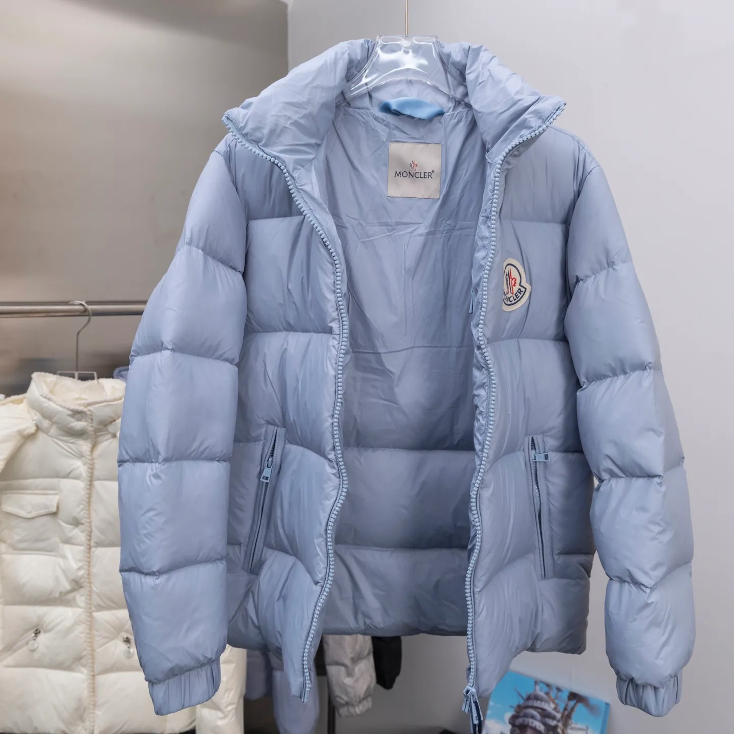 P780 Super King Fried ⬆️Moncler Citala short men's down jacket. Looking at it, there is no other version on the market that can beat it. 130w + one ton of special European gooseneck filling. 850+ fill power, I am twice as thick as the market version, but twice as light. The Citala men's short down jacket is made of pop-colored light fabric, highlighting the vitality of the series.  Made from lightweight nylon with a longue saison lining, the Citala down jacket is comfortable and warm without being bulky. This cropped down jacket has a comfortable fit, a signature turtleneck and a quilted, checkered silhouette. Details •Made from lightweight nylon fabric •Longue saison lining •Down filling (⚠️Premium goose down) •Stand collar •Zip closure •Zip pockets •Elastic cuffs and hem •Felt logo patch Size : 1-5 Couple size.