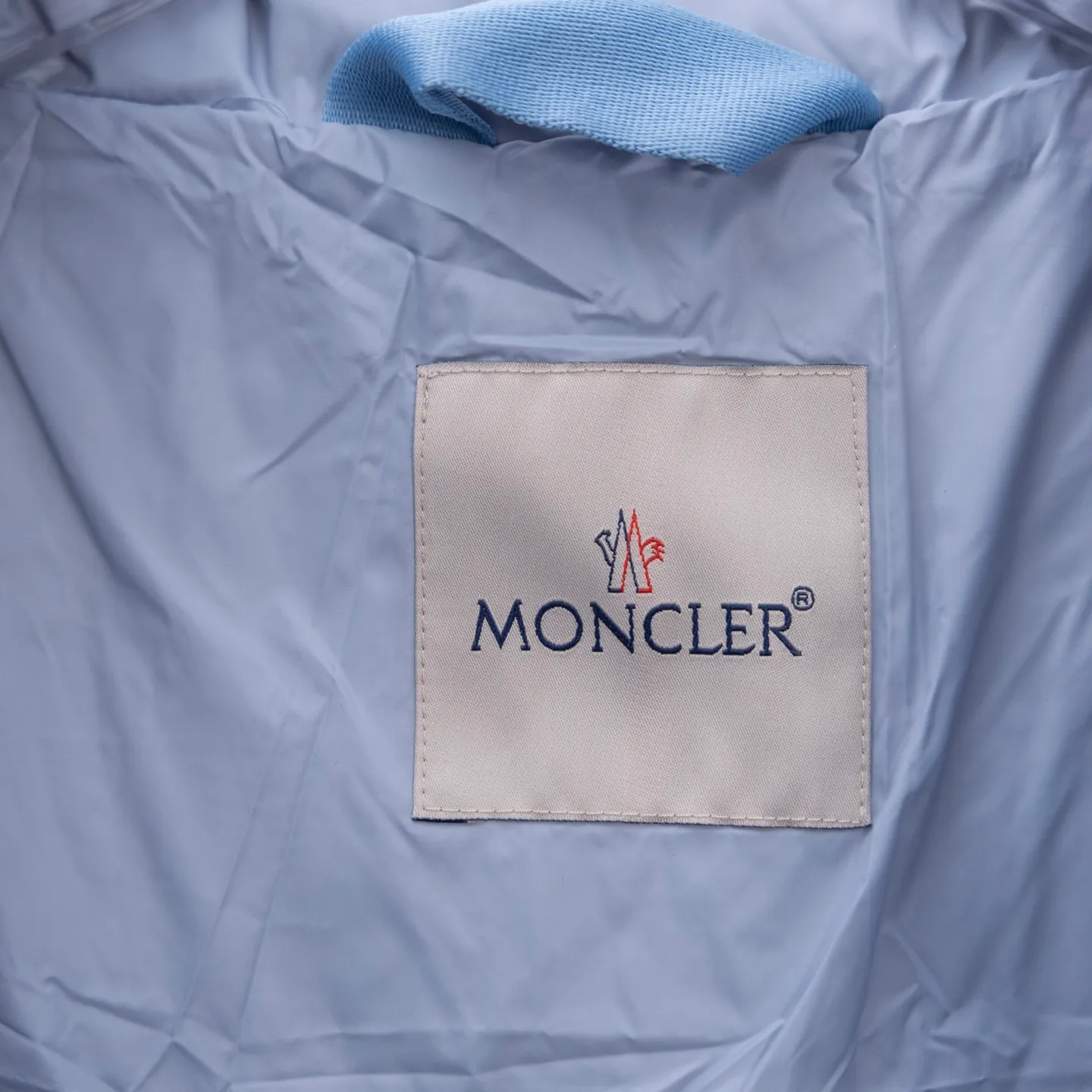 P780 Super King Fried ⬆️Moncler Citala short men's down jacket. Looking at it, there is no other version on the market that can beat it. 130w + one ton of special European gooseneck filling. 850+ fill power, I am twice as thick as the market version, but twice as light. The Citala men's short down jacket is made of pop-colored light fabric, highlighting the vitality of the series.  Made from lightweight nylon with a longue saison lining, the Citala down jacket is comfortable and warm without being bulky. This cropped down jacket has a comfortable fit, a signature turtleneck and a quilted, checkered silhouette. Details •Made from lightweight nylon fabric •Longue saison lining •Down filling (⚠️Premium goose down) •Stand collar •Zip closure •Zip pockets •Elastic cuffs and hem •Felt logo patch Size : 1-5 Couple size.
