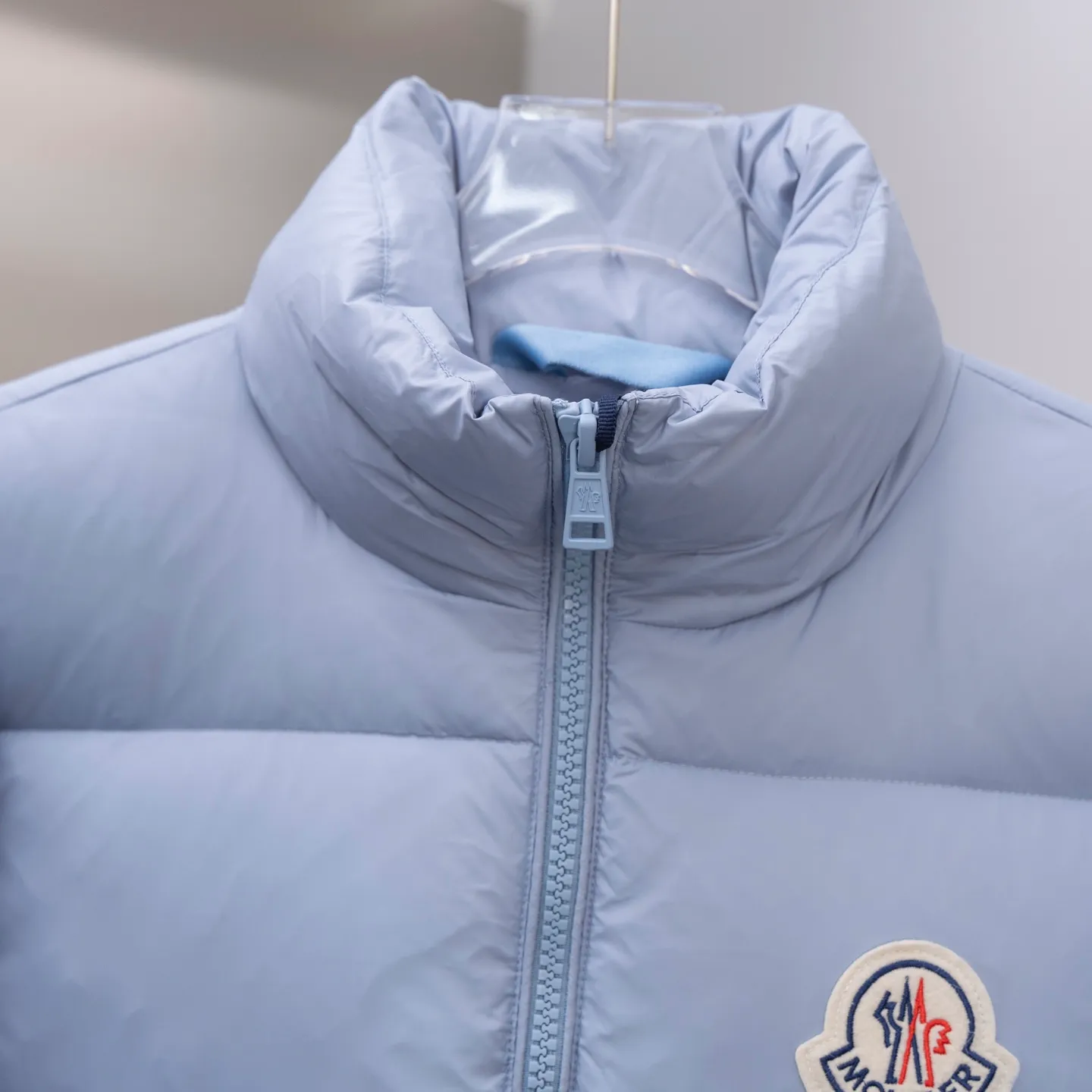 P780 Super King Fried ⬆️Moncler Citala short men's down jacket. Looking at it, there is no other version on the market that can beat it. 130w + one ton of special European gooseneck filling. 850+ fill power, I am twice as thick as the market version, but twice as light. The Citala men's short down jacket is made of pop-colored light fabric, highlighting the vitality of the series.  Made from lightweight nylon with a longue saison lining, the Citala down jacket is comfortable and warm without being bulky. This cropped down jacket has a comfortable fit, a signature turtleneck and a quilted, checkered silhouette. Details •Made from lightweight nylon fabric •Longue saison lining •Down filling (⚠️Premium goose down) •Stand collar •Zip closure •Zip pockets •Elastic cuffs and hem •Felt logo patch Size : 1-5 Couple size.