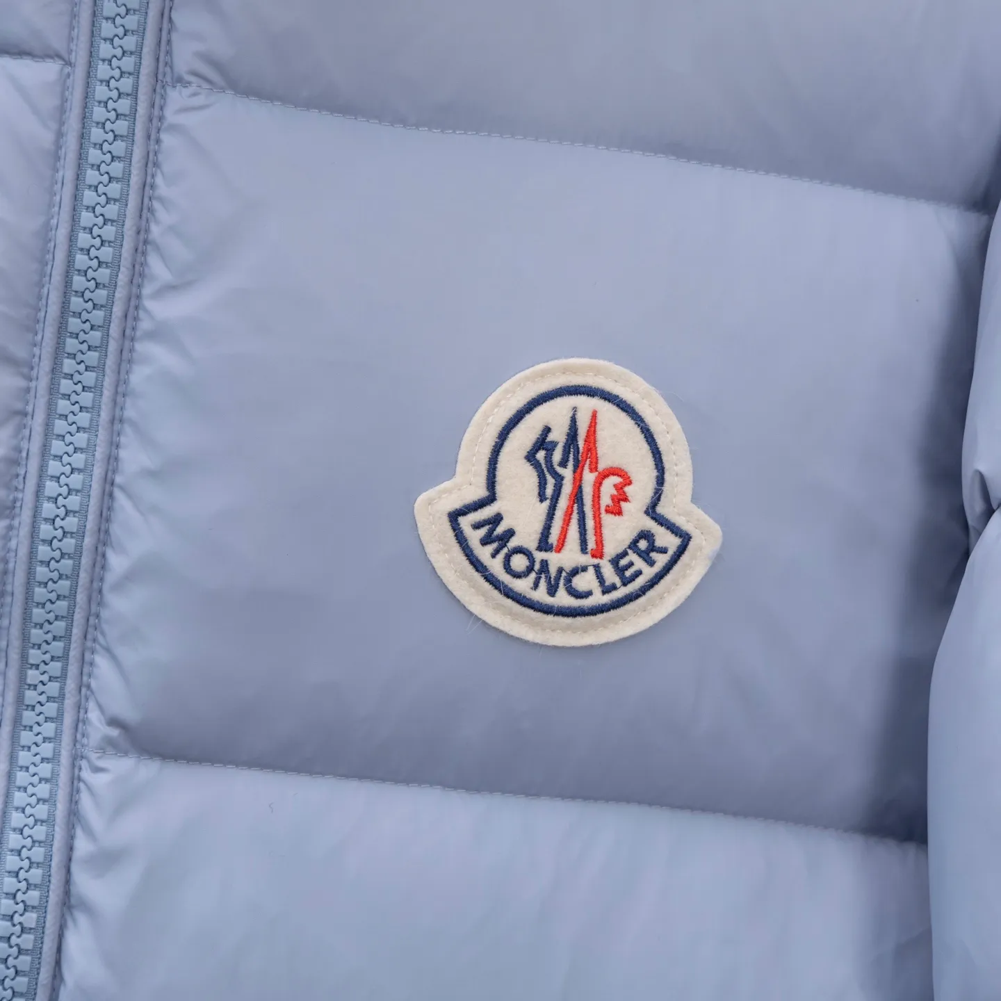 P780 Super King Fried ⬆️Moncler Citala short men's down jacket. Looking at it, there is no other version on the market that can beat it. 130w + one ton of special European gooseneck filling. 850+ fill power, I am twice as thick as the market version, but twice as light. The Citala men's short down jacket is made of pop-colored light fabric, highlighting the vitality of the series.  Made from lightweight nylon with a longue saison lining, the Citala down jacket is comfortable and warm without being bulky. This cropped down jacket has a comfortable fit, a signature turtleneck and a quilted, checkered silhouette. Details •Made from lightweight nylon fabric •Longue saison lining •Down filling (⚠️Premium goose down) •Stand collar •Zip closure •Zip pockets •Elastic cuffs and hem •Felt logo patch Size : 1-5 Couple size.