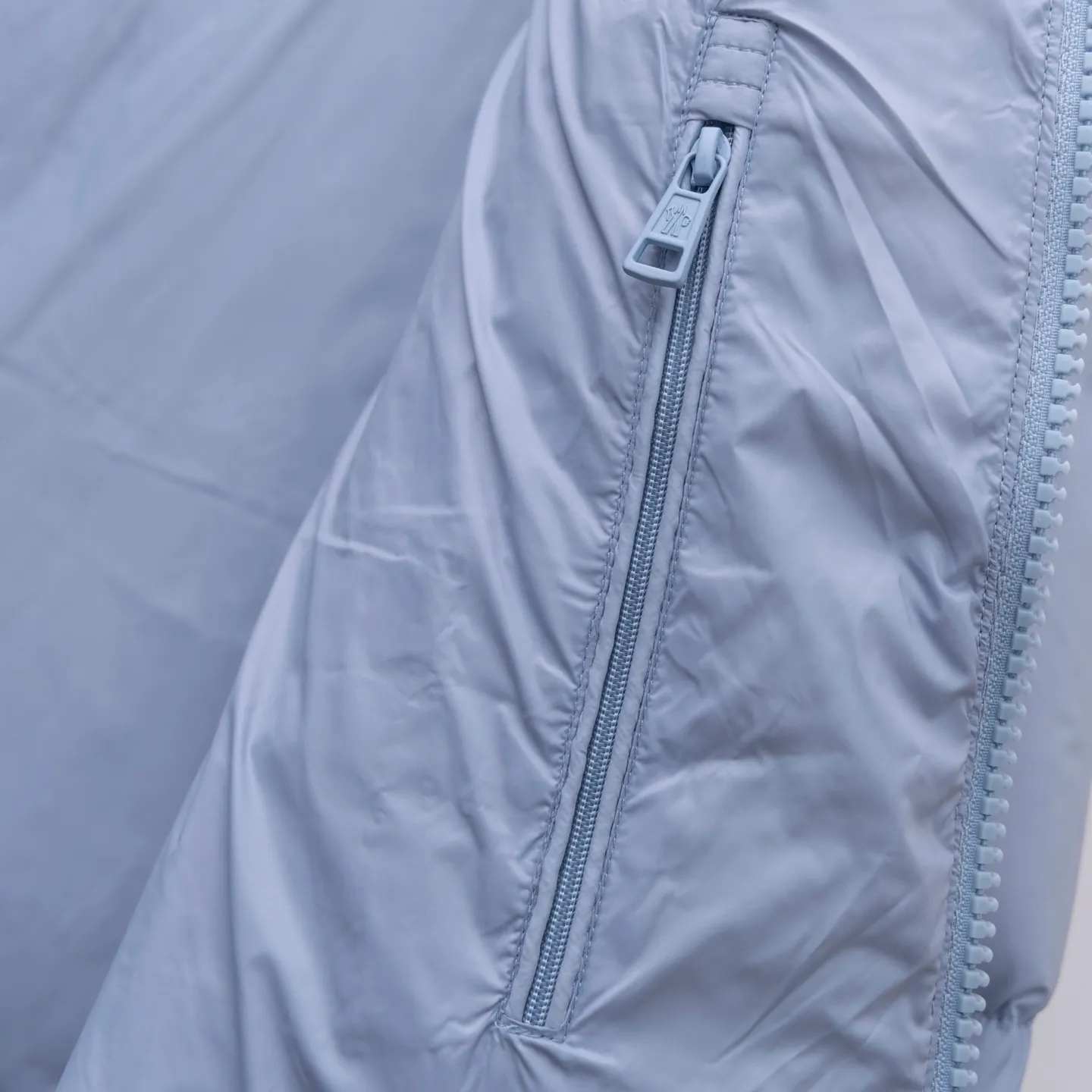 P780 Super King Fried ⬆️Moncler Citala short men's down jacket. Looking at it, there is no other version on the market that can beat it. 130w + one ton of special European gooseneck filling. 850+ fill power, I am twice as thick as the market version, but twice as light. The Citala men's short down jacket is made of pop-colored light fabric, highlighting the vitality of the series.  Made from lightweight nylon with a longue saison lining, the Citala down jacket is comfortable and warm without being bulky. This cropped down jacket has a comfortable fit, a signature turtleneck and a quilted, checkered silhouette. Details •Made from lightweight nylon fabric •Longue saison lining •Down filling (⚠️Premium goose down) •Stand collar •Zip closure •Zip pockets •Elastic cuffs and hem •Felt logo patch Size : 1-5 Couple size.