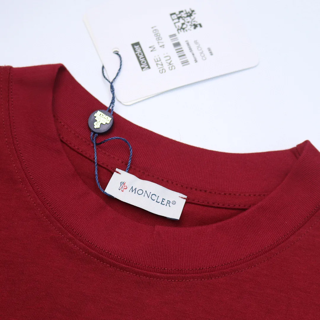 P130 Style No.: 808 〈MONCLER〉The price of the mousse is actually quite advantageous. Those who have been to the counters should all know that the price of the mousse is not much cheaper than Gucci Burberry. It is just relatively low-key and unwilling to hype. It is a picture that you want to buy or not. It has an aloof existence... Exclusively customized 270 grams of 32-count double yarn smooth cotton. The texture is very soft and comfortable. 100% different from the top fabrics in the market (does not shrink, deform, or pill). Matched with 320g 1*1 thread (the fabric thread is dyed in the same vat, no color difference, the thread is not easy to deform) Color: black white floral gray burgundy code number: S-XL