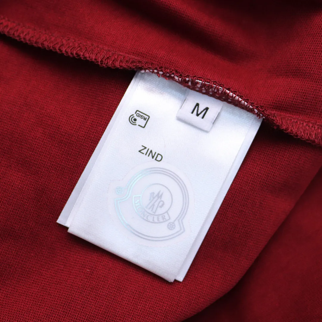 P130 Style No.: 808 〈MONCLER〉The price of the mousse is actually quite advantageous. Those who have been to the counters should all know that the price of the mousse is not much cheaper than Gucci Burberry. It is just relatively low-key and unwilling to hype. It is a picture that you want to buy or not. It has an aloof existence... Exclusively customized 270 grams of 32-count double yarn smooth cotton. The texture is very soft and comfortable. 100% different from the top fabrics in the market (does not shrink, deform, or pill). Matched with 320g 1*1 thread (the fabric thread is dyed in the same vat, no color difference, the thread is not easy to deform) Color: black white floral gray burgundy code number: S-XL