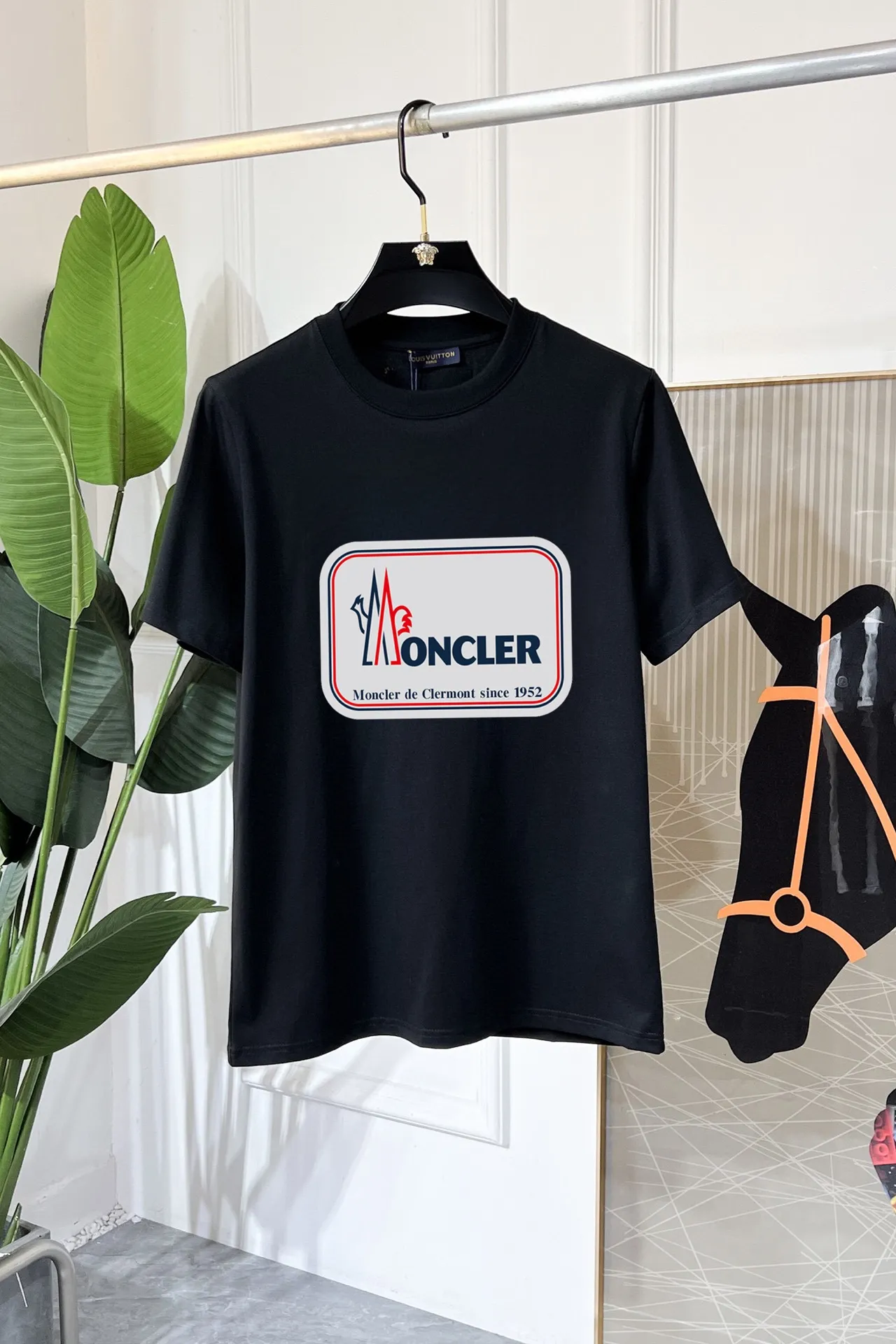 P140 Brand【MONCLER】original men's casual short-sleeved T-shirt, new product for spring and summer 2025, customized top-notch logo craftsmanship on the chest, matched with the entire details, quality and tailoring design are first-class, customized imported pure cotton fabric! Full of style, the color scheme is light and versatile. M-3XL (wear to 190 pounds)