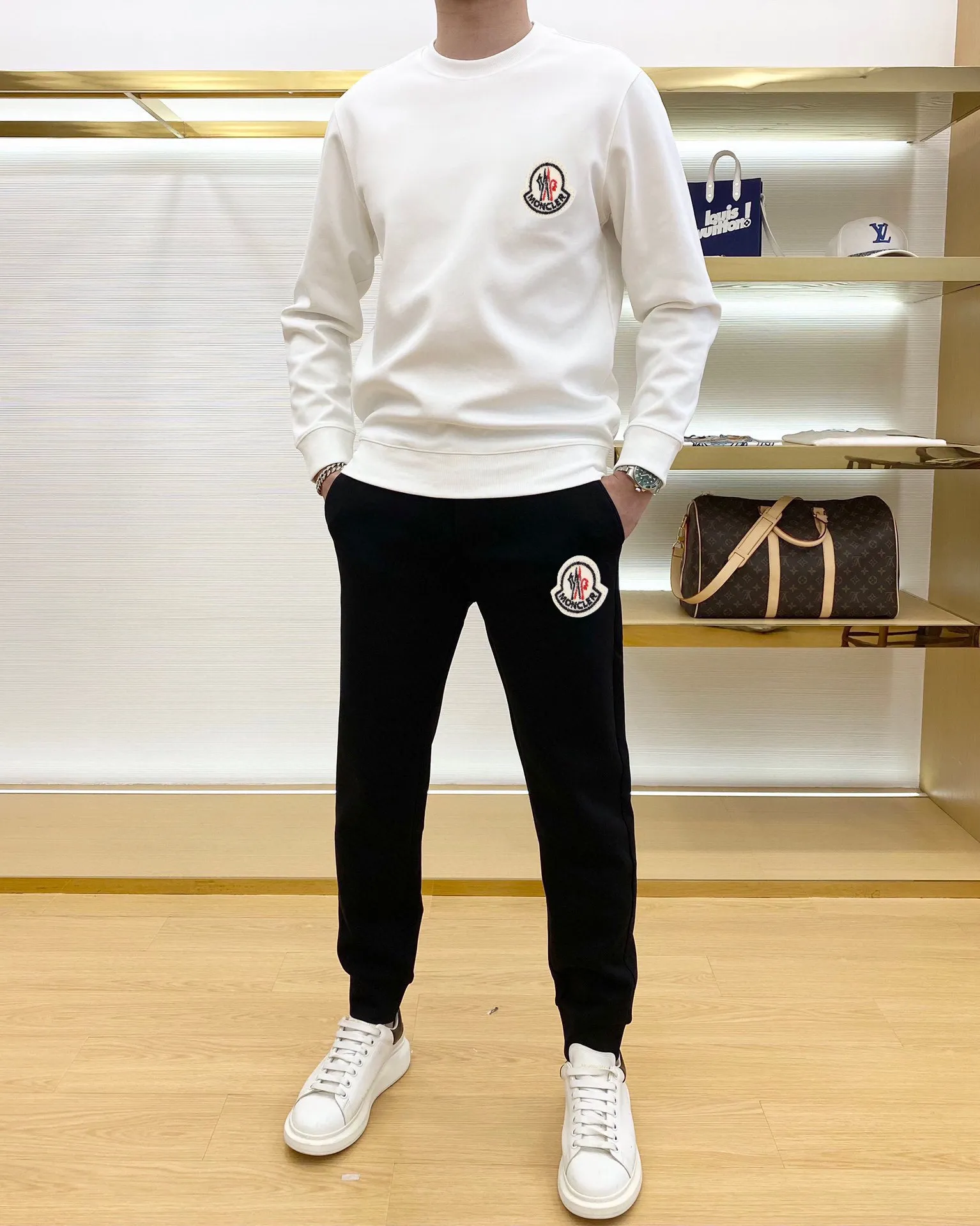 P360 [MONCLER] (Gospel for Fatty) hot-selling suit is coming. Focus on the original version of the official website. 2025 new hot-selling sweatshirt suit. The original order is the best. It is the meticulous work of top designers. It has a fitting and perfect upper body effect. All-natural high-quality Roman cotton 100%, close-fitting comfort, noble and elegant! Original hardware embodies elegance and nobility! Counter size: M-5XL (maximum wear up to 220 pounds)