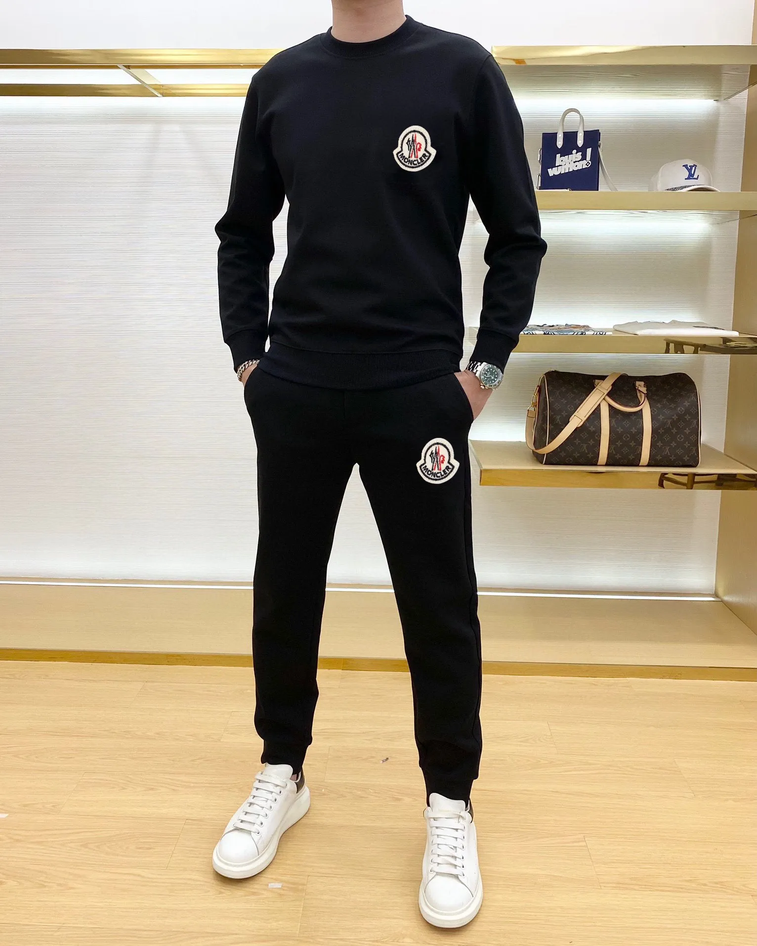 P360 [MONCLER] (Gospel for Fatty) hot-selling suit is coming. Focus on the original version of the official website. 2025 new hot-selling sweatshirt suit. The original order is the best. It is the meticulous work of top designers. It has a fitting and perfect upper body effect. All-natural high-quality Roman cotton 100%, close-fitting comfort, noble and elegant! Original hardware embodies elegance and nobility! Counter size: M-5XL (maximum wear up to 220 pounds)