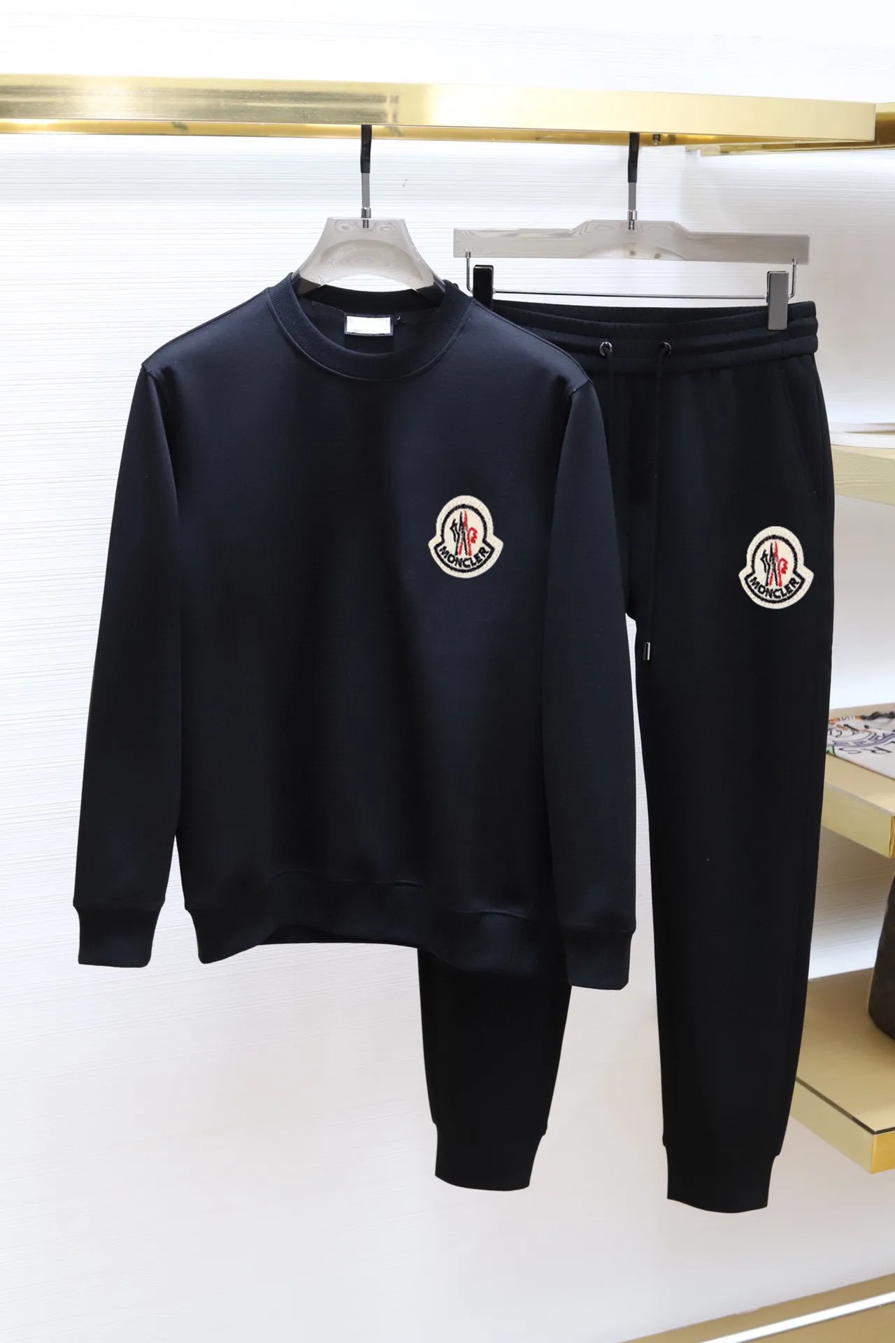 P360 [MONCLER] (Gospel for Fatty) hot-selling suit is coming. Focus on the original version of the official website. 2025 new hot-selling sweatshirt suit. The original order is the best. It is the meticulous work of top designers. It has a fitting and perfect upper body effect. All-natural high-quality Roman cotton 100%, close-fitting comfort, noble and elegant! Original hardware embodies elegance and nobility! Counter size: M-5XL (maximum wear up to 220 pounds)