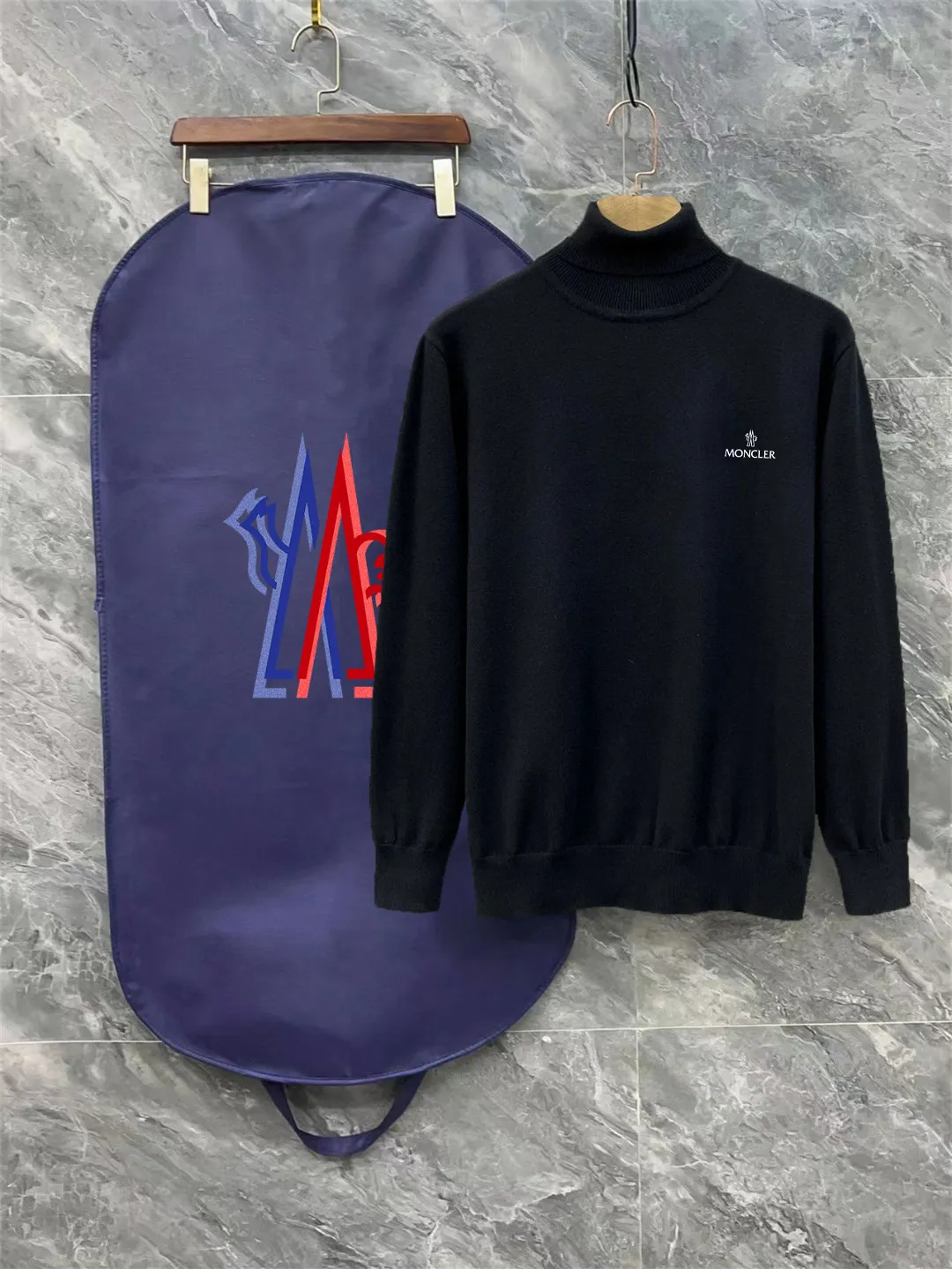 P220 Moncler, complete with 3 marks for the muzzle, logo embroidered turtleneck sweater, fine wool blended sweater, high-end customization series for men and women, belongs to the brand's high-end main line, patented top-grade yarn blending, uses innovation to interpret conventional styles, and the configuration of fabrics is subversive. The details are remarkable. SS's most anticipated sweater in winter, full of high-end sense. Outflowed from the brand's designated Zhejiang processing factory, extremely cost-effective, and the quality of Meri wool yarn is excellent. It feels super soft, delicate, soft, non-pilling and does not deform. It is available at all major counters at the same time. It is a must-have product every year. The product seems simple, the process is extremely complicated, and the upper body is not picky. The upper body is extremely skin-friendly and comfortable. It can be worn close to the body with an outer jacket or as an outer layer. Color: Black White Size: M L XL 2XL 3XL