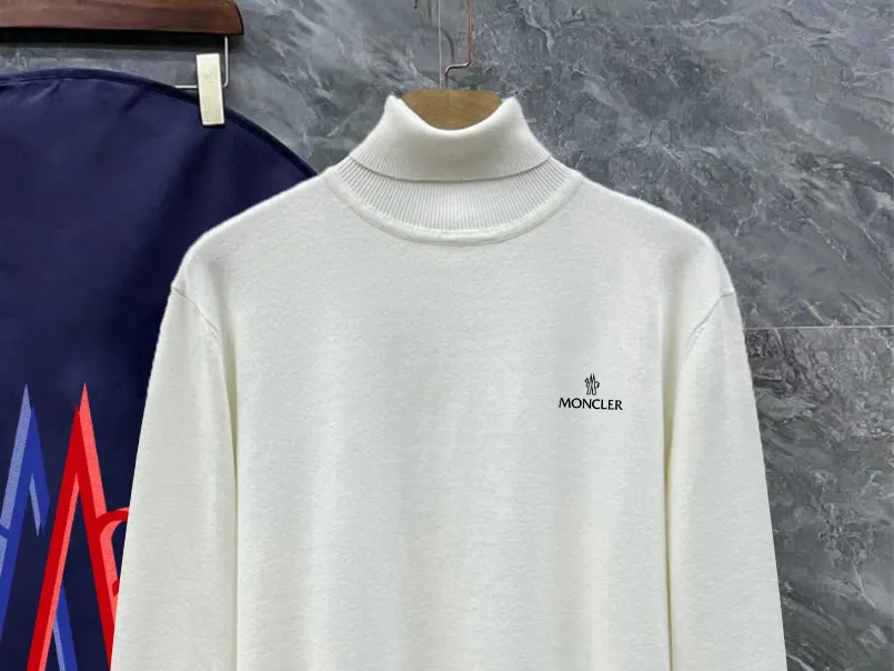 P220 Moncler, complete with 3 marks for the muzzle, logo embroidered turtleneck sweater, fine wool blended sweater, high-end customization series for men and women, belongs to the brand's high-end main line, patented top-grade yarn blending, uses innovation to interpret conventional styles, and the configuration of fabrics is subversive. The details are remarkable. SS's most anticipated sweater in winter, full of high-end sense. Outflowed from the brand's designated Zhejiang processing factory, extremely cost-effective, and the quality of Meri wool yarn is excellent. It feels super soft, delicate, soft, non-pilling and does not deform. It is available at all major counters at the same time. It is a must-have product every year. The product seems simple, the process is extremely complicated, and the upper body is not picky. The upper body is extremely skin-friendly and comfortable. It can be worn close to the body with an outer jacket or as an outer layer. Color: Black White Size: M L XL 2XL 3XL