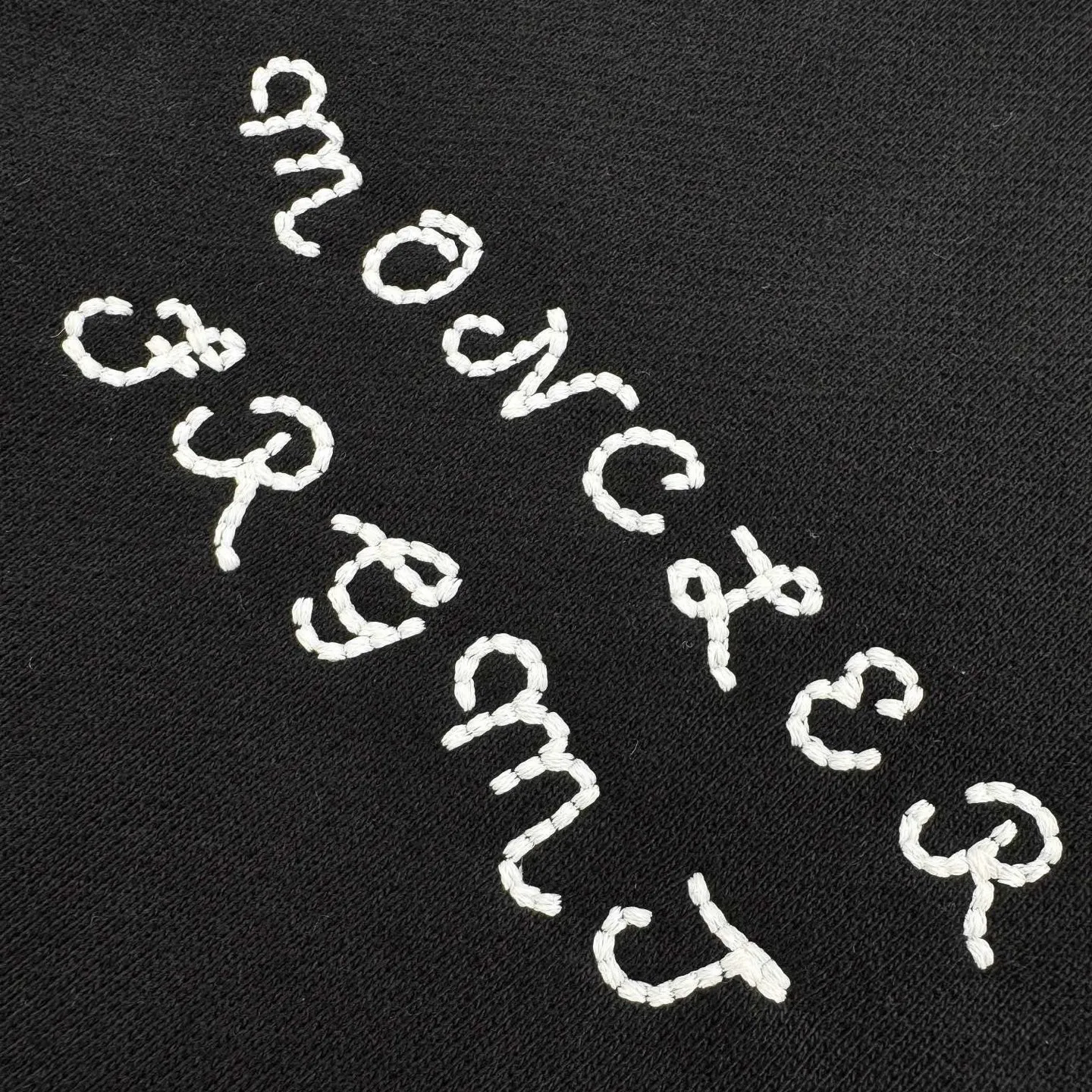 P360 exclusive supply] Moncler Hiroshi Fujiwara co-branded lapel sweatshirt. The original version was purchased for 4,800 and developed. The fabric is made of customized soft cotton velvet fabric. It is delicate and soft, comfortable and close to the skin. It is based on pure and rich black. Moncler Highlight the brand style. Half-chain style exudes a sense of luxury from the inside out. Find the perfect balance between simplicity and sophistication, using imported machine embroidery technology. Use advanced computer control systems and precision mechanical components to realize Moncler Genius embroidery operations with high precision. The lines are smooth and delicate, using glue printing. Moncler Not easy to shrink, not easy to fade, maintain long-term beauty. Size:S-M-L-XL