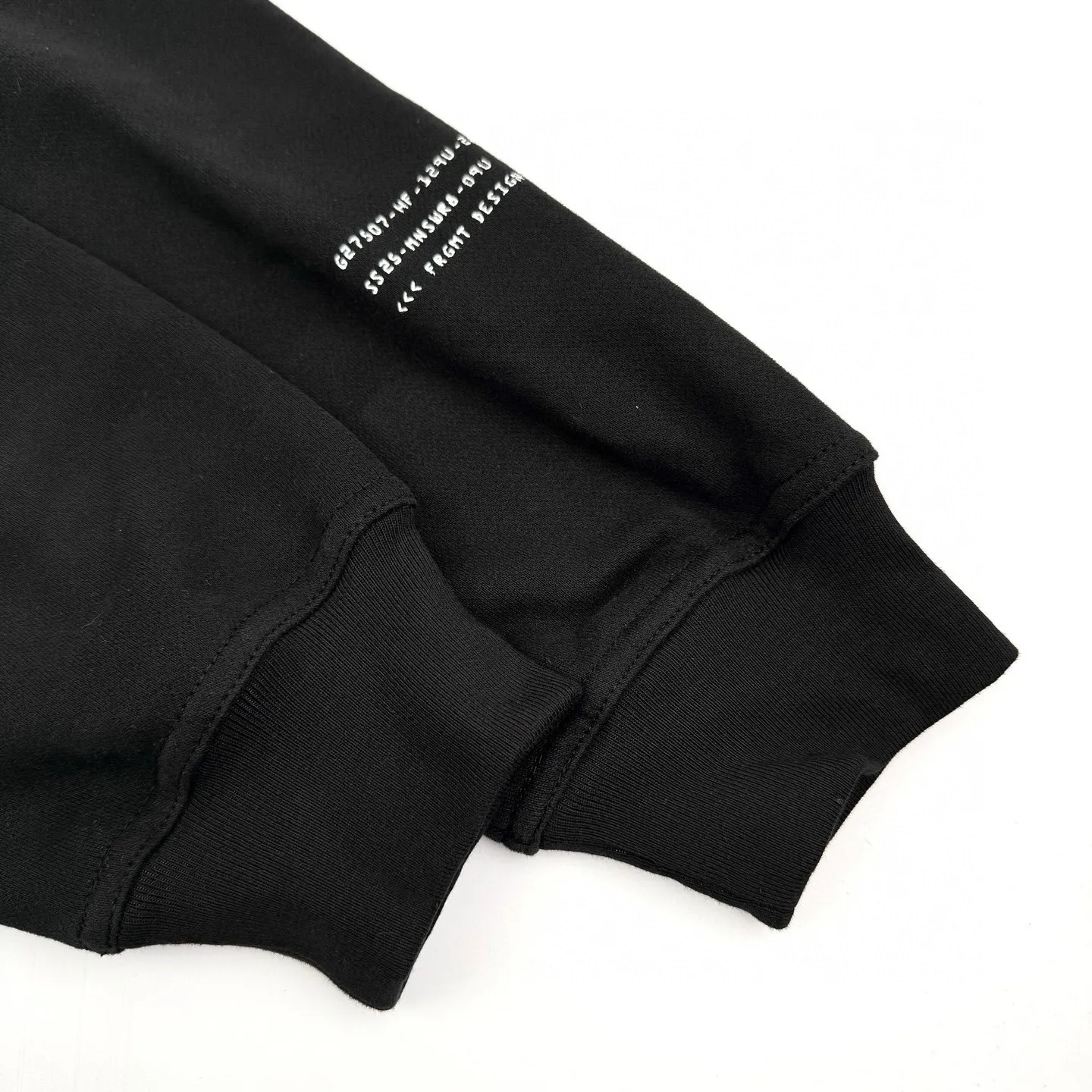 P360 exclusive supply] Moncler Hiroshi Fujiwara co-branded lapel sweatshirt. The original version was purchased for 4,800 and developed. The fabric is made of customized soft cotton velvet fabric. It is delicate and soft, comfortable and close to the skin. It is based on pure and rich black. Moncler Highlight the brand style. Half-chain style exudes a sense of luxury from the inside out. Find the perfect balance between simplicity and sophistication, using imported machine embroidery technology. Use advanced computer control systems and precision mechanical components to realize Moncler Genius embroidery operations with high precision. The lines are smooth and delicate, using glue printing. Moncler Not easy to shrink, not easy to fade, maintain long-term beauty. Size:S-M-L-XL