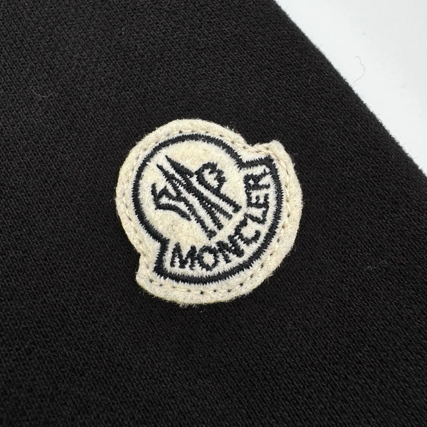 P360 exclusive supply] Moncler Hiroshi Fujiwara co-branded lapel sweatshirt. The original version was purchased for 4,800 and developed. The fabric is made of customized soft cotton velvet fabric. It is delicate and soft, comfortable and close to the skin. It is based on pure and rich black. Moncler Highlight the brand style. Half-chain style exudes a sense of luxury from the inside out. Find the perfect balance between simplicity and sophistication, using imported machine embroidery technology. Use advanced computer control systems and precision mechanical components to realize Moncler Genius embroidery operations with high precision. The lines are smooth and delicate, using glue printing. Moncler Not easy to shrink, not easy to fade, maintain long-term beauty. Size:S-M-L-XL
