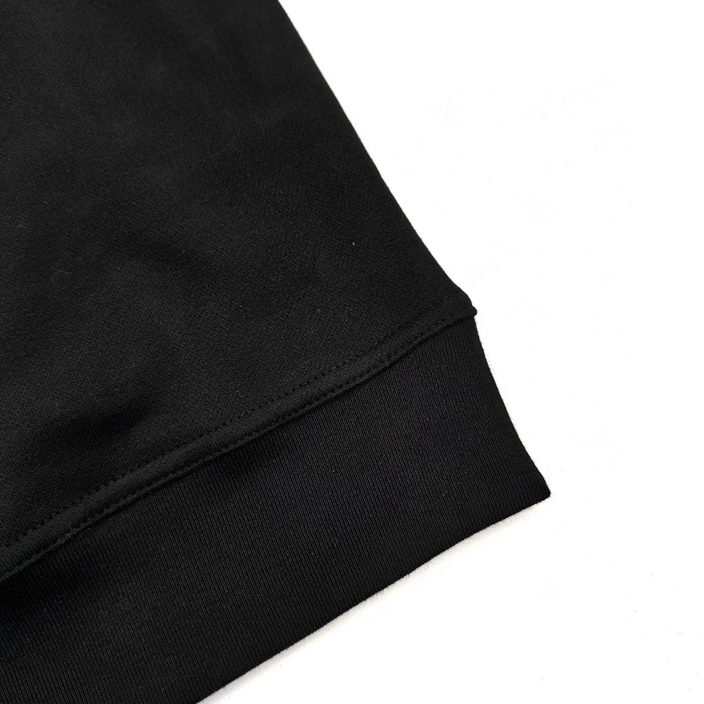 P360 exclusive supply] Moncler Hiroshi Fujiwara co-branded lapel sweatshirt. The original version was purchased for 4,800 and developed. The fabric is made of customized soft cotton velvet fabric. It is delicate and soft, comfortable and close to the skin. It is based on pure and rich black. Moncler Highlight the brand style. Half-chain style exudes a sense of luxury from the inside out. Find the perfect balance between simplicity and sophistication, using imported machine embroidery technology. Use advanced computer control systems and precision mechanical components to realize Moncler Genius embroidery operations with high precision. The lines are smooth and delicate, using glue printing. Moncler Not easy to shrink, not easy to fade, maintain long-term beauty. Size:S-M-L-XL