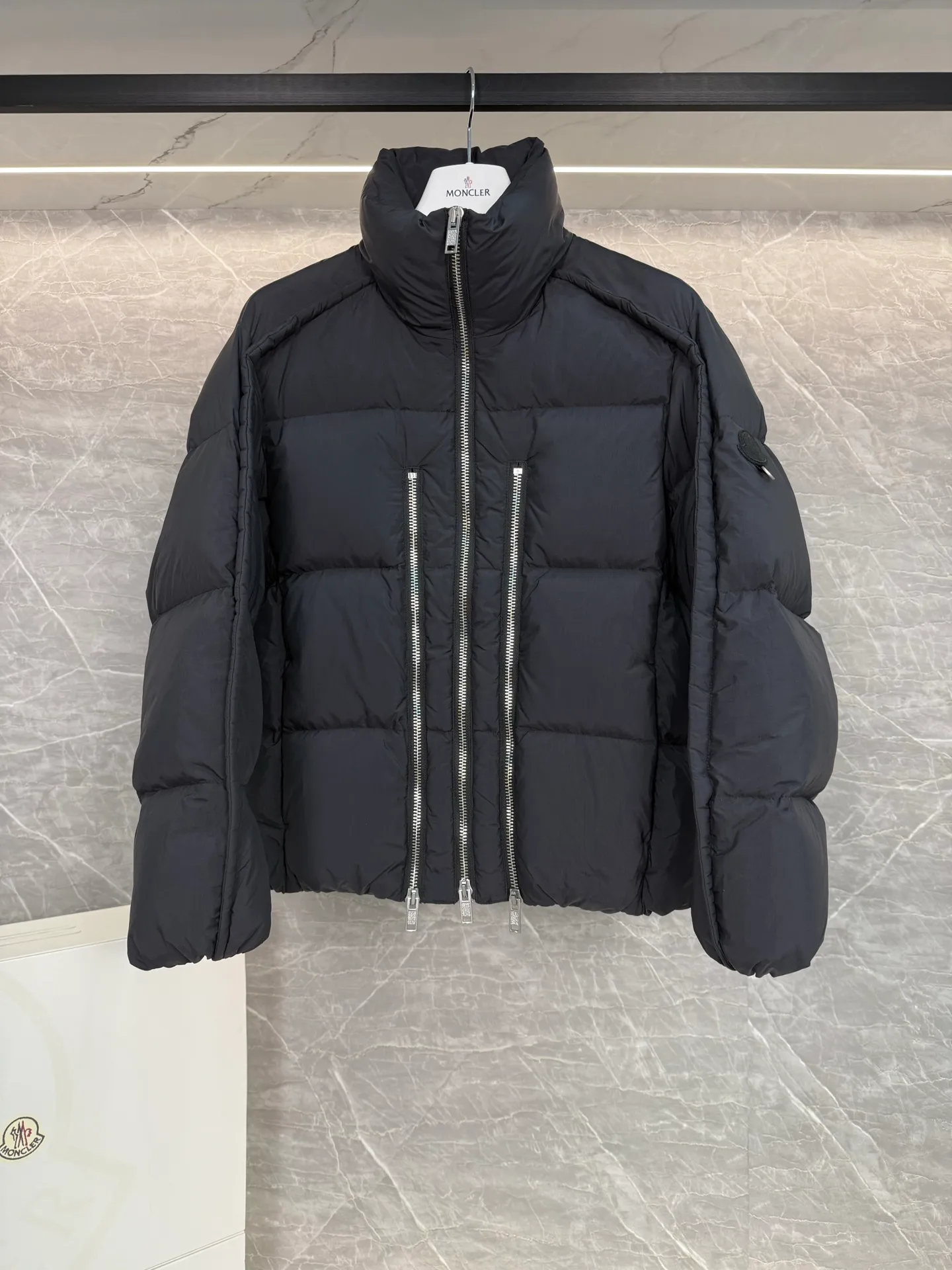 P1140 MONCLER GENIUS (Sky City Show Style) Moncler x Willow Smith YAEL Short Women's Down Jacket Jayel short down jacket is embellished with eye-catching metal accessories, highlighting the punk aesthetic of the Moncler x Willow Smith women's series.  The Moncler x Willow Smith Jayel down jacket features an extra zipper on the front, reinterpreting a signature punk detail. These functional zippers can be opened or closed and are reminiscent of artist-inspired vintage details. Made from nylon fabric that combines Moncler's heritage with Willow Smith's aesthetic, the metal ring on the logo patch is inspired by the artist's nose ring. Moncler Genius is a warm piece with a short and wide design that can be easily matched with the same color items in the series. Details Made of lightweight nylon Longue saison lining Filled with down Zip closure Snap pockets Adjustable cuffs and hem Embroidered logo patch with hoop Size: 0-3 White Black (Fairy Style)