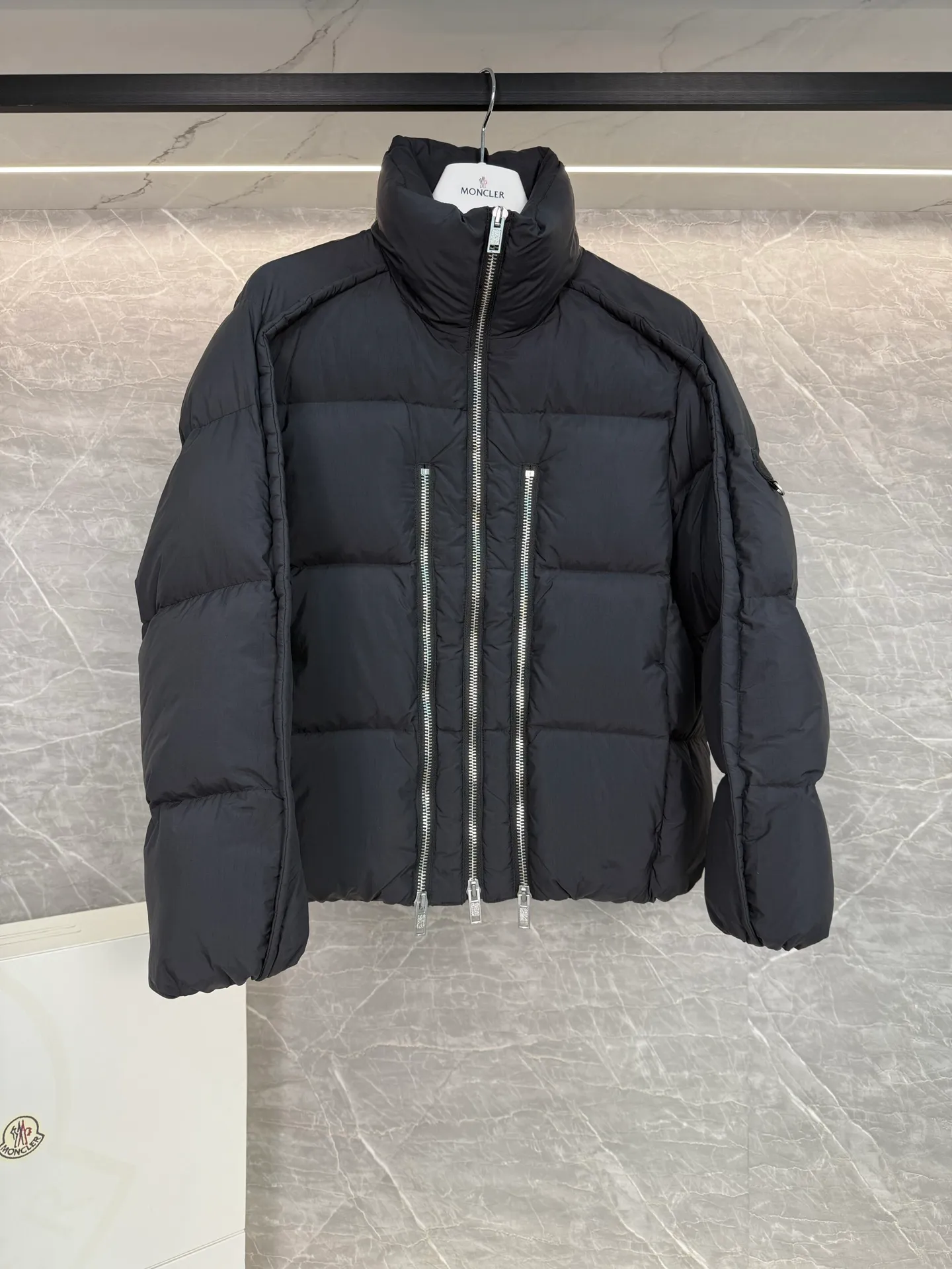 P1140 MONCLER GENIUS (Sky City Show Style) Moncler x Willow Smith YAEL Short Women's Down Jacket Jayel short down jacket is embellished with eye-catching metal accessories, highlighting the punk aesthetic of the Moncler x Willow Smith women's series.  The Moncler x Willow Smith Jayel down jacket features an extra zipper on the front, reinterpreting a signature punk detail. These functional zippers can be opened or closed and are reminiscent of artist-inspired vintage details. Made from nylon fabric that combines Moncler's heritage with Willow Smith's aesthetic, the metal ring on the logo patch is inspired by the artist's nose ring. Moncler Genius is a warm piece with a short and wide design that can be easily matched with the same color items in the series. Details Made of lightweight nylon Longue saison lining Filled with down Zip closure Snap pockets Adjustable cuffs and hem Embroidered logo patch with hoop Size: 0-3 White Black (Fairy Style)
