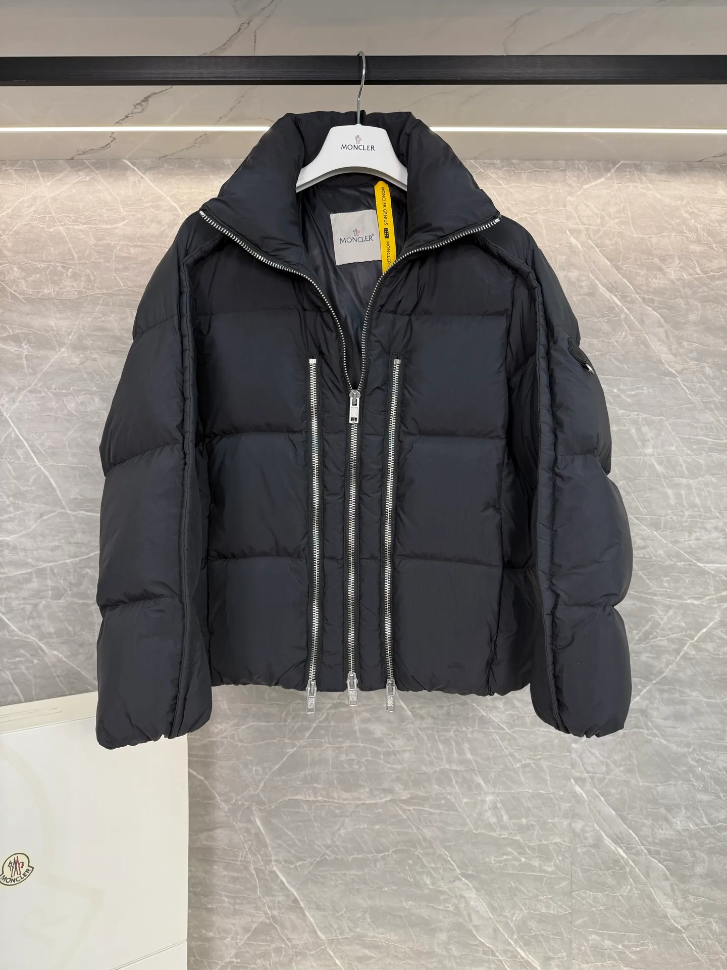 P1140 MONCLER GENIUS (Sky City Show Style) Moncler x Willow Smith YAEL Short Women's Down Jacket Jayel short down jacket is embellished with eye-catching metal accessories, highlighting the punk aesthetic of the Moncler x Willow Smith women's series.  The Moncler x Willow Smith Jayel down jacket features an extra zipper on the front, reinterpreting a signature punk detail. These functional zippers can be opened or closed and are reminiscent of artist-inspired vintage details. Made from nylon fabric that combines Moncler's heritage with Willow Smith's aesthetic, the metal ring on the logo patch is inspired by the artist's nose ring. Moncler Genius is a warm piece with a short and wide design that can be easily matched with the same color items in the series. Details Made of lightweight nylon Longue saison lining Filled with down Zip closure Snap pockets Adjustable cuffs and hem Embroidered logo patch with hoop Size: 0-3 White Black (Fairy Style)