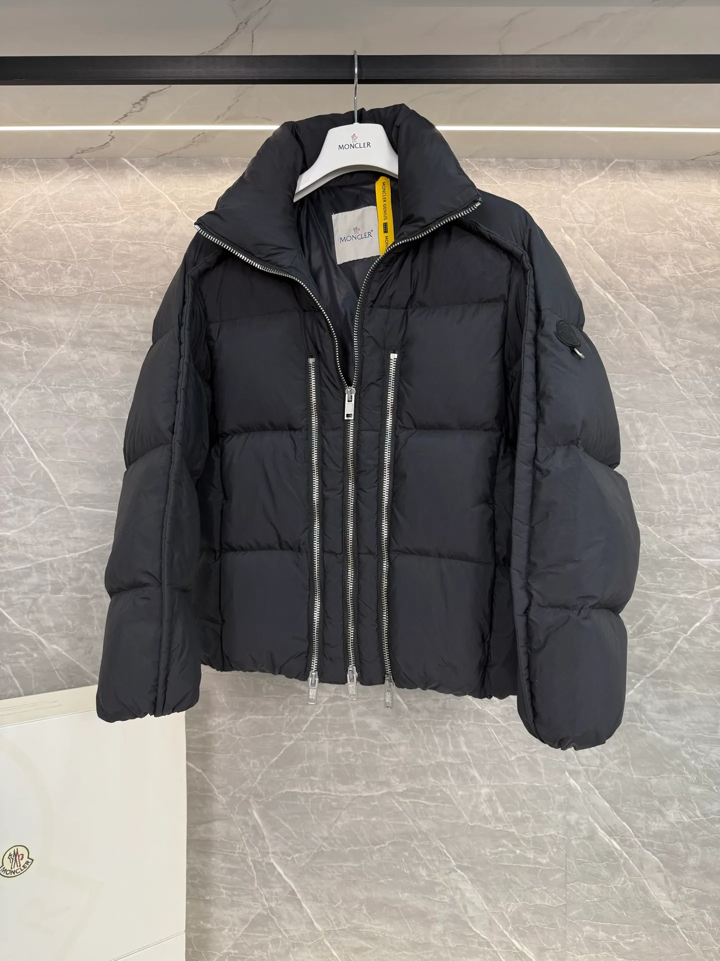 P1140 MONCLER GENIUS (Sky City Show Style) Moncler x Willow Smith YAEL Short Women's Down Jacket Jayel short down jacket is embellished with eye-catching metal accessories, highlighting the punk aesthetic of the Moncler x Willow Smith women's series.  The Moncler x Willow Smith Jayel down jacket features an extra zipper on the front, reinterpreting a signature punk detail. These functional zippers can be opened or closed and are reminiscent of artist-inspired vintage details. Made from nylon fabric that combines Moncler's heritage with Willow Smith's aesthetic, the metal ring on the logo patch is inspired by the artist's nose ring. Moncler Genius is a warm piece with a short and wide design that can be easily matched with the same color items in the series. Details Made of lightweight nylon Longue saison lining Filled with down Zip closure Snap pockets Adjustable cuffs and hem Embroidered logo patch with hoop Size: 0-3 White Black (Fairy Style)