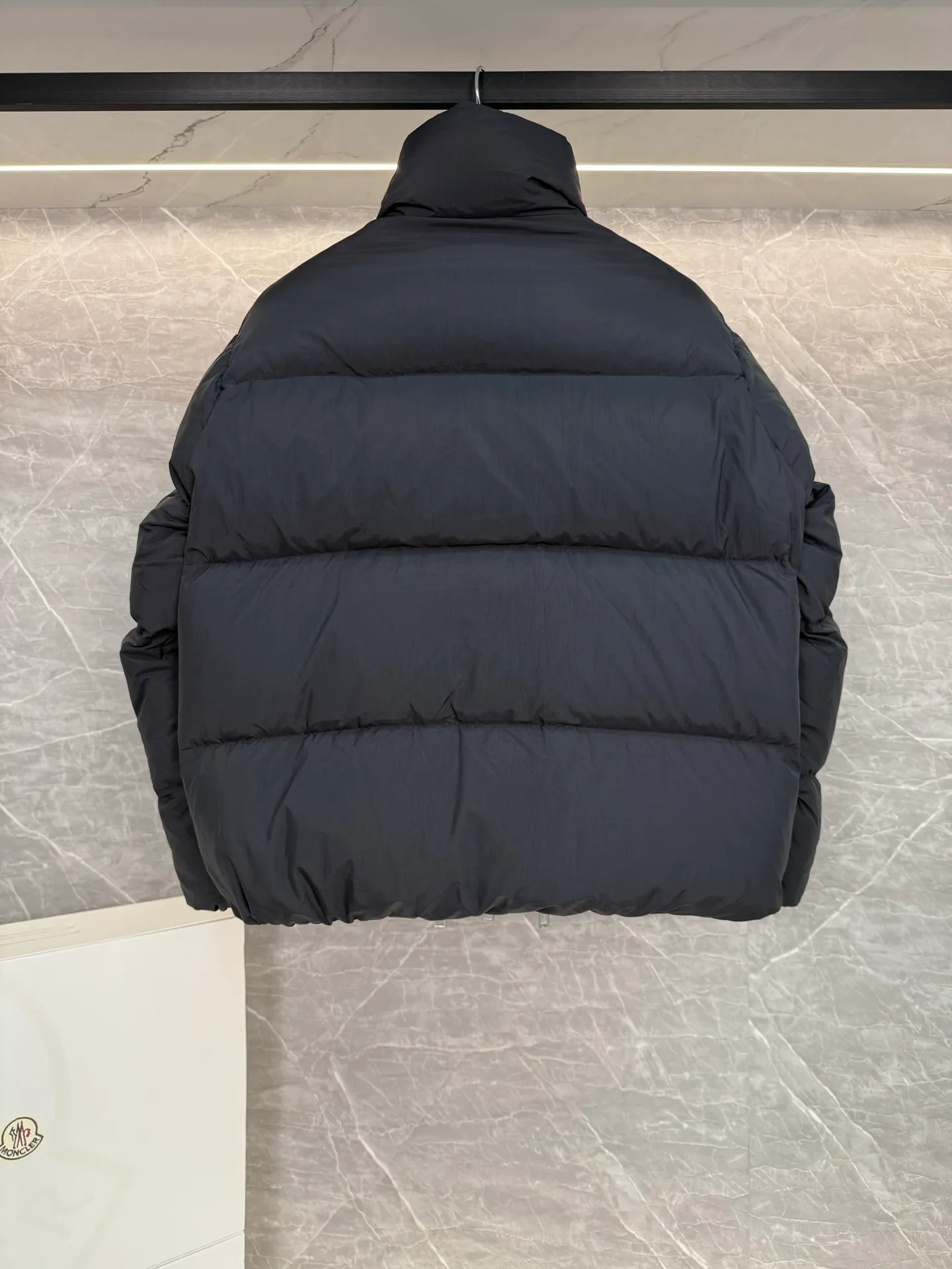 P1140 MONCLER GENIUS (Sky City Show Style) Moncler x Willow Smith YAEL Short Women's Down Jacket Jayel short down jacket is embellished with eye-catching metal accessories, highlighting the punk aesthetic of the Moncler x Willow Smith women's series.  The Moncler x Willow Smith Jayel down jacket features an extra zipper on the front, reinterpreting a signature punk detail. These functional zippers can be opened or closed and are reminiscent of artist-inspired vintage details. Made from nylon fabric that combines Moncler's heritage with Willow Smith's aesthetic, the metal ring on the logo patch is inspired by the artist's nose ring. Moncler Genius is a warm piece with a short and wide design that can be easily matched with the same color items in the series. Details Made of lightweight nylon Longue saison lining Filled with down Zip closure Snap pockets Adjustable cuffs and hem Embroidered logo patch with hoop Size: 0-3 White Black (Fairy Style)