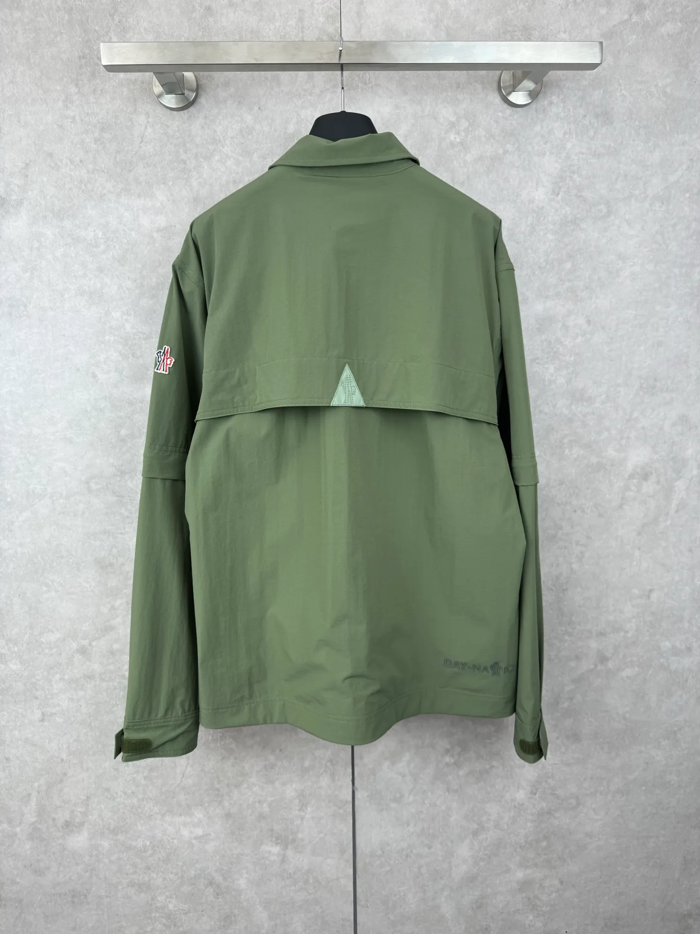 P650 Moncler Grenoble functional outdoor zippered jacket with adjustable sleeves Size: 1/2/3/4 Custom-dyed double stretch mercerized poplin Custom-dyed soft mesh pongee Excellent texture Comfortable and close to the skin Dark green inspired by plant texture The color is taken from sage leaves soaked in morning dew Precision narrative of functional pocket system Balance of function and aesthetics Iconic Moncler logo appears on the sleeves for full recognition The triangular logo of the same color is hidden into the fabric texture like a mark in the undercurrent of the deep sea. It is extremely invisible and visible. The detachable sleeve design allows for diversified outfits.