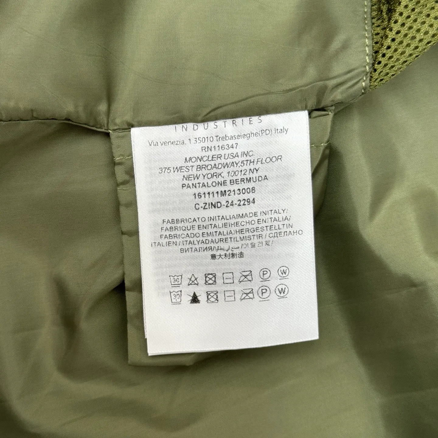 P650 Moncler Grenoble functional outdoor zippered jacket with adjustable sleeves Size: 1/2/3/4 Custom-dyed double stretch mercerized poplin Custom-dyed soft mesh pongee Excellent texture Comfortable and close to the skin Dark green inspired by plant texture The color is taken from sage leaves soaked in morning dew Precision narrative of functional pocket system Balance of function and aesthetics Iconic Moncler logo appears on the sleeves for full recognition The triangular logo of the same color is hidden into the fabric texture like a mark in the undercurrent of the deep sea. It is extremely invisible and visible. The detachable sleeve design allows for diversified outfits.