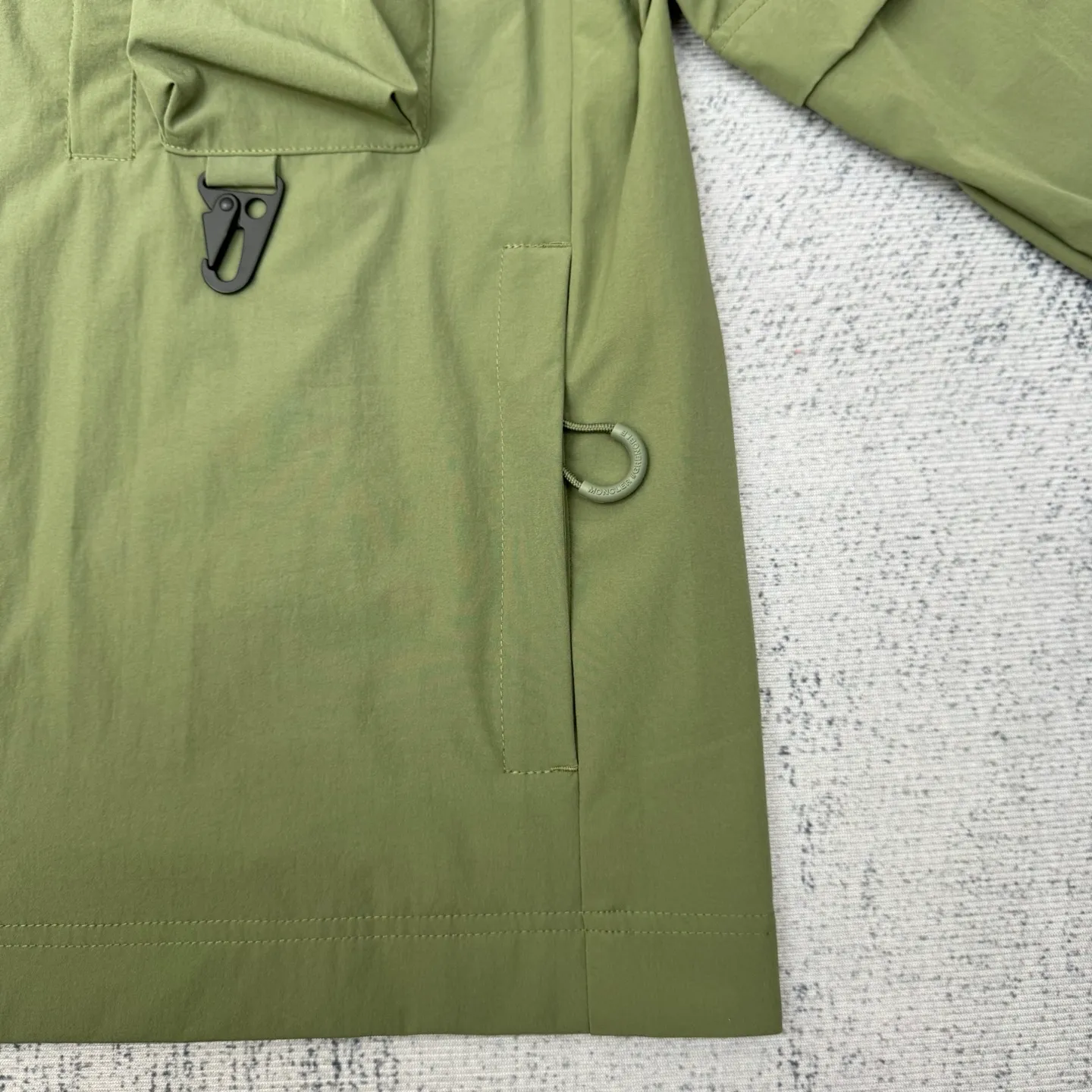 P650 Moncler Grenoble functional outdoor zippered jacket with adjustable sleeves Size: 1/2/3/4 Custom-dyed double stretch mercerized poplin Custom-dyed soft mesh pongee Excellent texture Comfortable and close to the skin Dark green inspired by plant texture The color is taken from sage leaves soaked in morning dew Precision narrative of functional pocket system Balance of function and aesthetics Iconic Moncler logo appears on the sleeves for full recognition The triangular logo of the same color is hidden into the fabric texture like a mark in the undercurrent of the deep sea. It is extremely invisible and visible. The detachable sleeve design allows for diversified outfits.