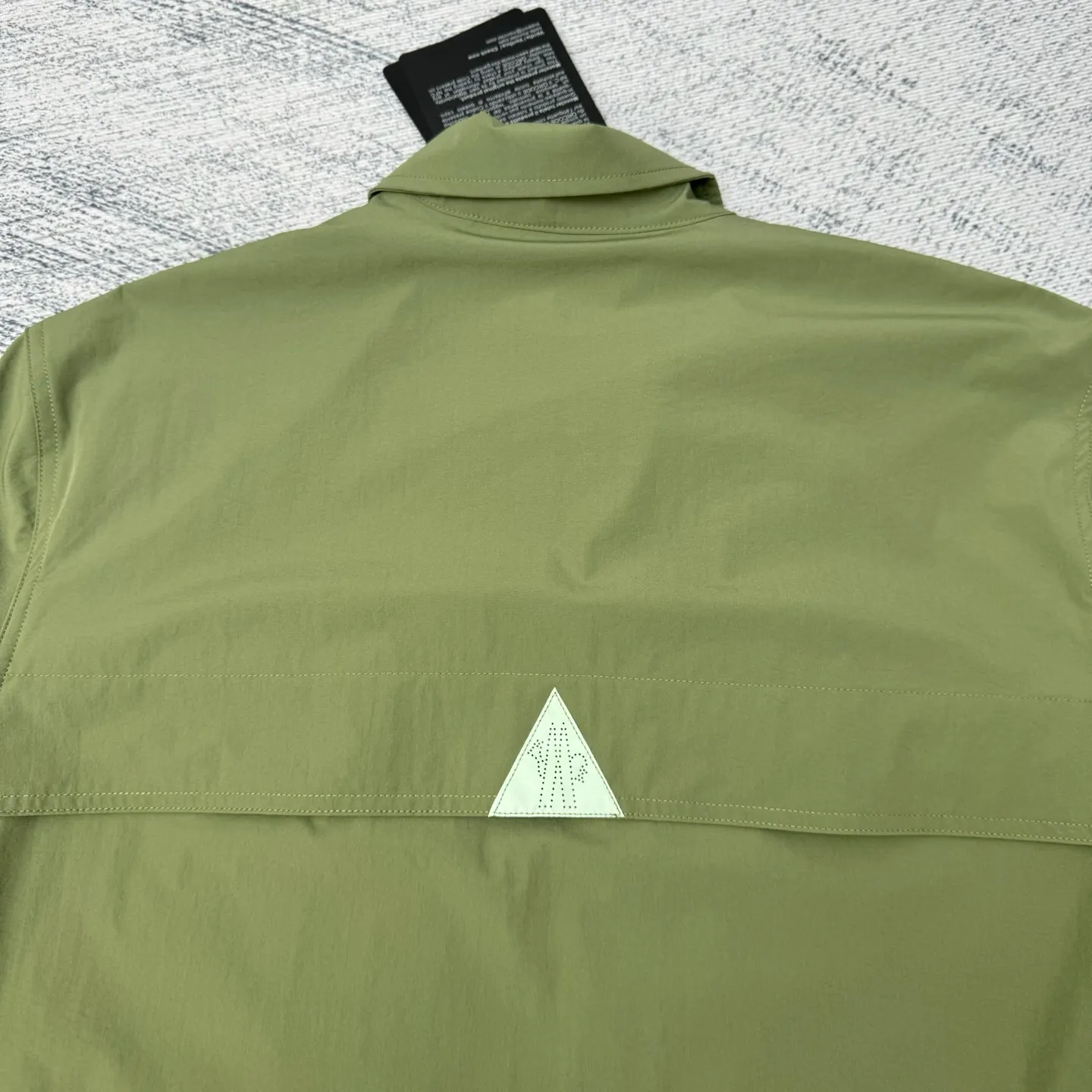 P650 Moncler Grenoble functional outdoor zippered jacket with adjustable sleeves Size: 1/2/3/4 Custom-dyed double stretch mercerized poplin Custom-dyed soft mesh pongee Excellent texture Comfortable and close to the skin Dark green inspired by plant texture The color is taken from sage leaves soaked in morning dew Precision narrative of functional pocket system Balance of function and aesthetics Iconic Moncler logo appears on the sleeves for full recognition The triangular logo of the same color is hidden into the fabric texture like a mark in the undercurrent of the deep sea. It is extremely invisible and visible. The detachable sleeve design allows for diversified outfits.