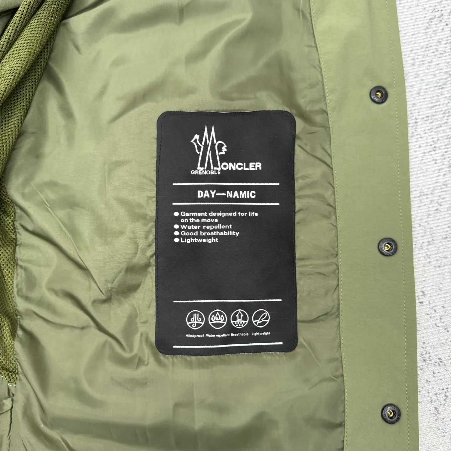 P650 Moncler Grenoble functional outdoor zippered jacket with adjustable sleeves Size: 1/2/3/4 Custom-dyed double stretch mercerized poplin Custom-dyed soft mesh pongee Excellent texture Comfortable and close to the skin Dark green inspired by plant texture The color is taken from sage leaves soaked in morning dew Precision narrative of functional pocket system Balance of function and aesthetics Iconic Moncler logo appears on the sleeves for full recognition The triangular logo of the same color is hidden into the fabric texture like a mark in the undercurrent of the deep sea. It is extremely invisible and visible. The detachable sleeve design allows for diversified outfits.