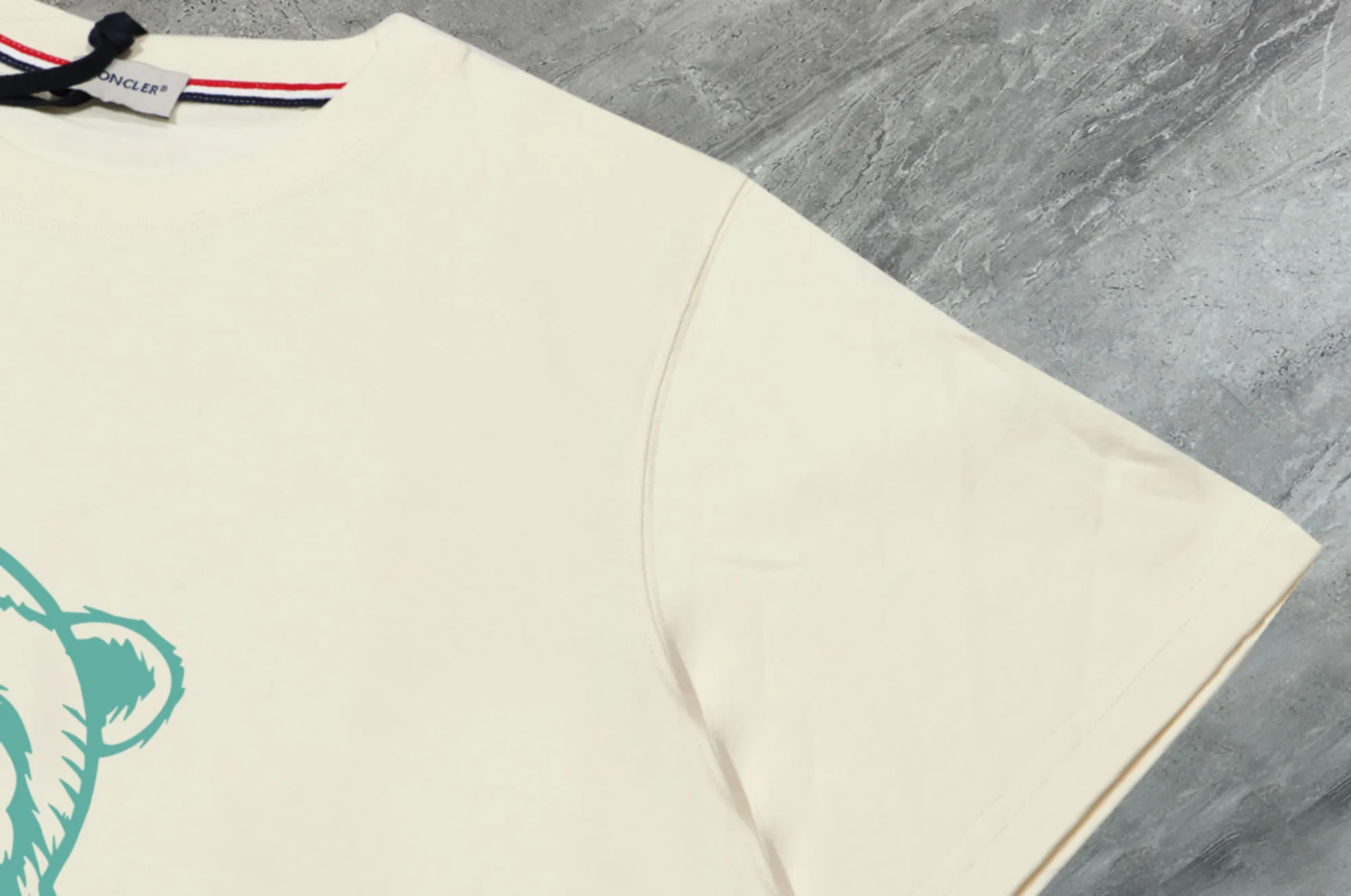 P140 💰Upgraded version "Mobile phone smart sensor ~ NFC chip armband ~ direct access to the official website for anti-counterfeiting" "Moncler ~ Mouth Mouth" 2025 new high-quality round neck short-sleeved T-shirt. The cuffs have imported embroidered labels. Customized dyeing, very comfortable to touch. Super versatile and good-looking short-sleeved. Complete with three labels. Non-market ordinary version. Feel free to compare. Quality is absolutely guaranteed! ‼ First of all, this original fabric is all custom-woven with 32-count double yarn fabric, 250G, and the weight is the same‼ Fine workmanship, double waistcoat method, double waistcoat method, double waistcoat method makes the whole dress more three-dimensional, which is not a craft that ordinary T-shirts can achieve🤪 Size: S-M-L-XL-2XL Color: black, white, apricot, same style for men and women