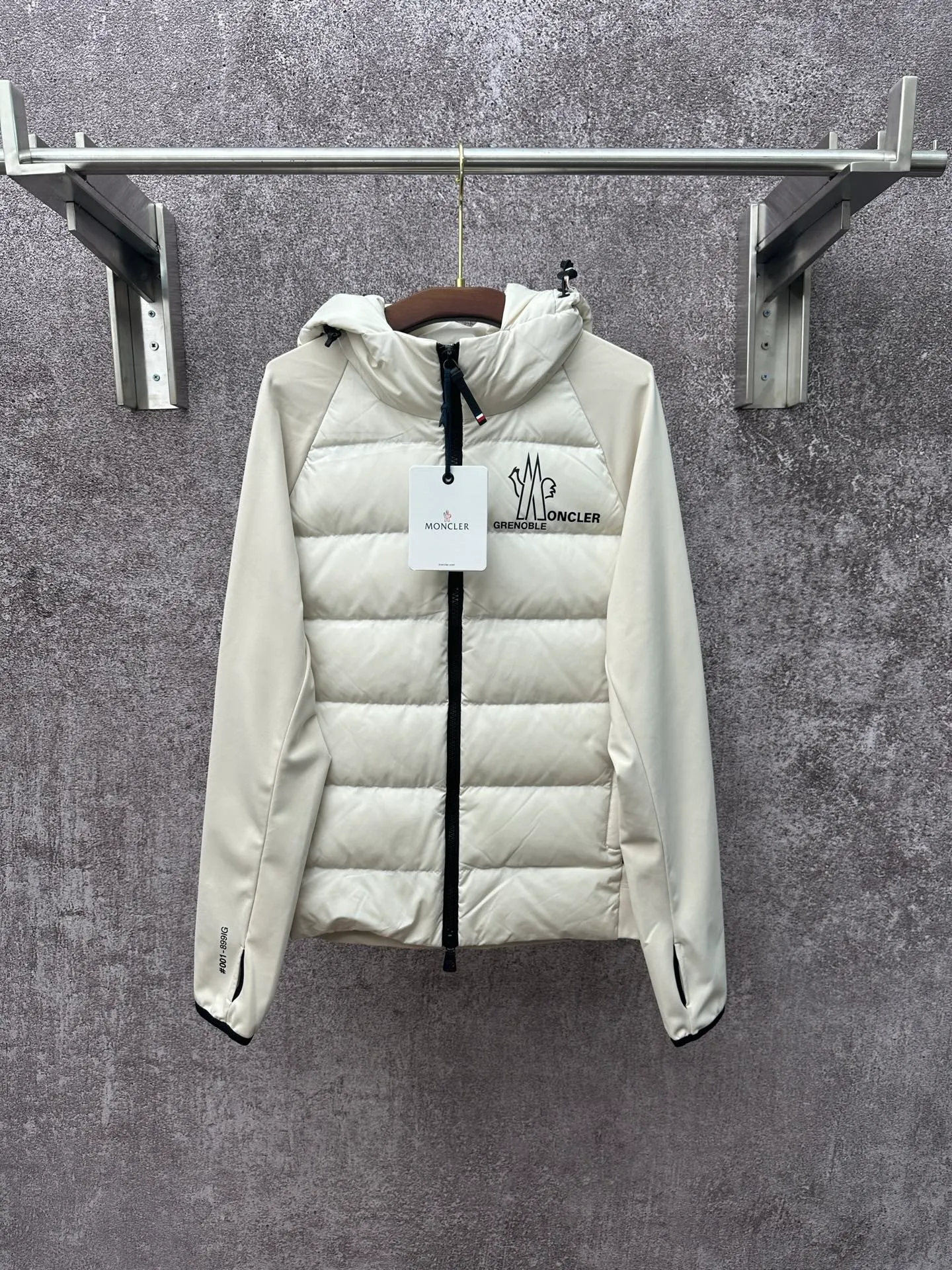 P750 25FW Moncler ✖️RICK OWENS co-branded down jacket Fabric material: The knitted part is woven from fine long-staple cotton single yarn.  Antistatic treatment: Avoid static electricity and dust absorption due to friction.  Anti-pilling treatment: special additives or processes are used to make fibers less likely to tangle into balls.   Peach skin treatment: perform more fine sanding to obtain an extremely delicate touch like the surface of a peach. At the same time, it is famous for its high-quality white goose down filling, which has excellent thermal insulation effect.  The abstract logo printing on the chest uses a combination of imported environmentally friendly glue technology and three-dimensional flocking - the main pattern uses fine glue to outline sharp lines, and the edges present a matte matte texture. The letters use micro-three-dimensional flocking technology. Deconstructive tailoring: Rick Owens' signature three-dimensional quilting technology combines laser cutting with hand-quilting to completely revolutionize the bulky feel of traditional down jackets. The slim silhouette combines sports functionality with the neat lines of high fashion.  Customized two-way YKK zippers, reflective strips on the brim, hidden snow skirt design, and even the cuff ribs are 3D woven, taking into account outdoor protection and a comfortable fit for daily wear.   Size: S M L XL