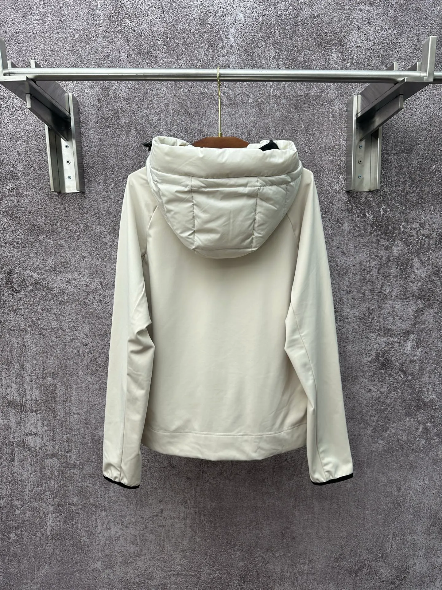 P750 25FW Moncler ✖️RICK OWENS co-branded down jacket Fabric material: The knitted part is woven from fine long-staple cotton single yarn.  Antistatic treatment: Avoid static electricity and dust absorption due to friction.  Anti-pilling treatment: special additives or processes are used to make fibers less likely to tangle into balls.   Peach skin treatment: perform more fine sanding to obtain an extremely delicate touch like the surface of a peach. At the same time, it is famous for its high-quality white goose down filling, which has excellent thermal insulation effect.  The abstract logo printing on the chest uses a combination of imported environmentally friendly glue technology and three-dimensional flocking - the main pattern uses fine glue to outline sharp lines, and the edges present a matte matte texture. The letters use micro-three-dimensional flocking technology. Deconstructive tailoring: Rick Owens' signature three-dimensional quilting technology combines laser cutting with hand-quilting to completely revolutionize the bulky feel of traditional down jackets. The slim silhouette combines sports functionality with the neat lines of high fashion.  Customized two-way YKK zippers, reflective strips on the brim, hidden snow skirt design, and even the cuff ribs are 3D woven, taking into account outdoor protection and a comfortable fit for daily wear.   Size: S M L XL
