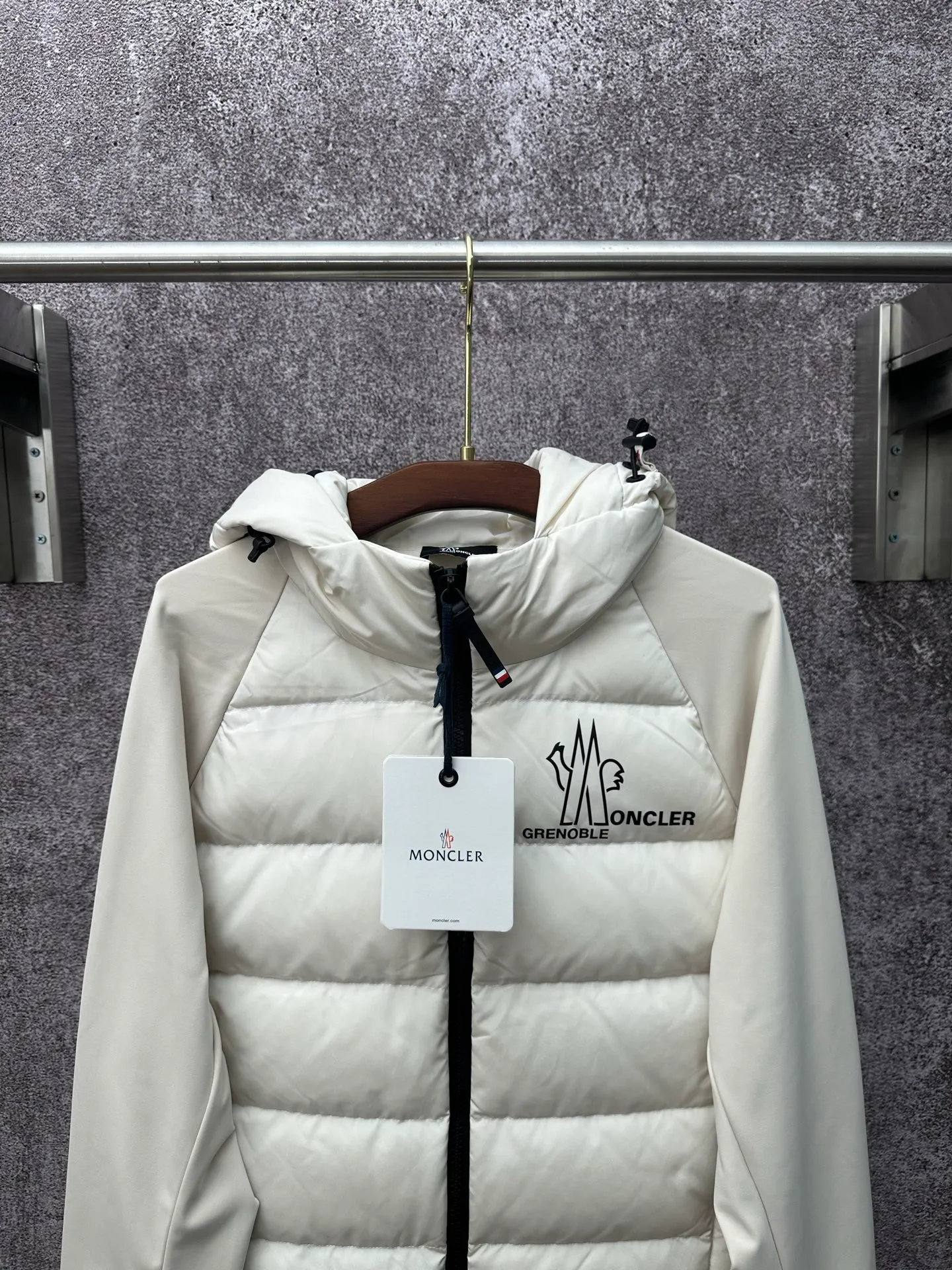 P750 25FW Moncler ✖️RICK OWENS co-branded down jacket Fabric material: The knitted part is woven from fine long-staple cotton single yarn.  Antistatic treatment: Avoid static electricity and dust absorption due to friction.  Anti-pilling treatment: special additives or processes are used to make fibers less likely to tangle into balls.   Peach skin treatment: perform more fine sanding to obtain an extremely delicate touch like the surface of a peach. At the same time, it is famous for its high-quality white goose down filling, which has excellent thermal insulation effect.  The abstract logo printing on the chest uses a combination of imported environmentally friendly glue technology and three-dimensional flocking - the main pattern uses fine glue to outline sharp lines, and the edges present a matte matte texture. The letters use micro-three-dimensional flocking technology. Deconstructive tailoring: Rick Owens' signature three-dimensional quilting technology combines laser cutting with hand-quilting to completely revolutionize the bulky feel of traditional down jackets. The slim silhouette combines sports functionality with the neat lines of high fashion.  Customized two-way YKK zippers, reflective strips on the brim, hidden snow skirt design, and even the cuff ribs are 3D woven, taking into account outdoor protection and a comfortable fit for daily wear.   Size: S M L XL
