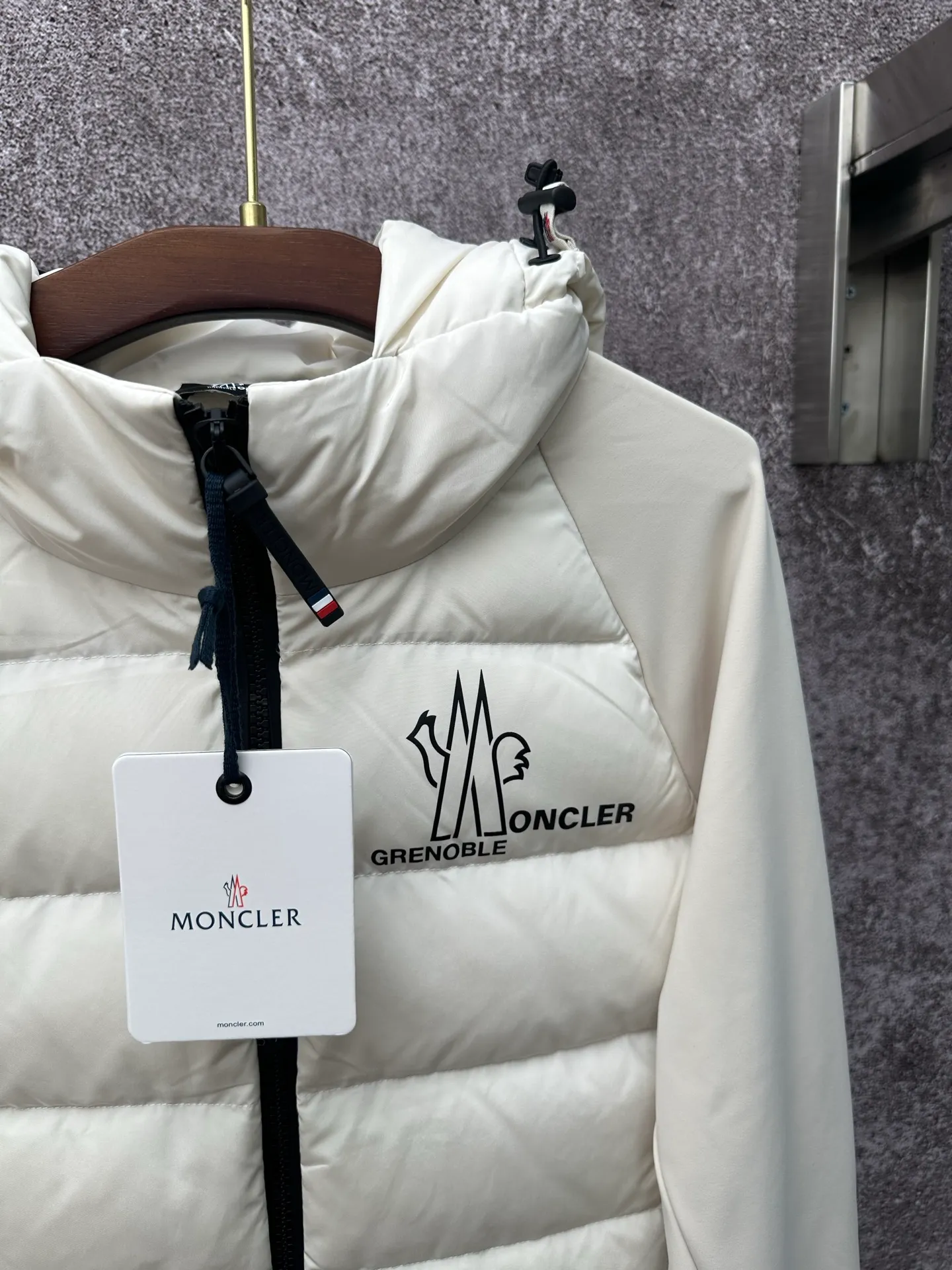 P750 25FW Moncler ✖️RICK OWENS co-branded down jacket Fabric material: The knitted part is woven from fine long-staple cotton single yarn.  Antistatic treatment: Avoid static electricity and dust absorption due to friction.  Anti-pilling treatment: special additives or processes are used to make fibers less likely to tangle into balls.   Peach skin treatment: perform more fine sanding to obtain an extremely delicate touch like the surface of a peach. At the same time, it is famous for its high-quality white goose down filling, which has excellent thermal insulation effect.  The abstract logo printing on the chest uses a combination of imported environmentally friendly glue technology and three-dimensional flocking - the main pattern uses fine glue to outline sharp lines, and the edges present a matte matte texture. The letters use micro-three-dimensional flocking technology. Deconstructive tailoring: Rick Owens' signature three-dimensional quilting technology combines laser cutting with hand-quilting to completely revolutionize the bulky feel of traditional down jackets. The slim silhouette combines sports functionality with the neat lines of high fashion.  Customized two-way YKK zippers, reflective strips on the brim, hidden snow skirt design, and even the cuff ribs are 3D woven, taking into account outdoor protection and a comfortable fit for daily wear.   Size: S M L XL