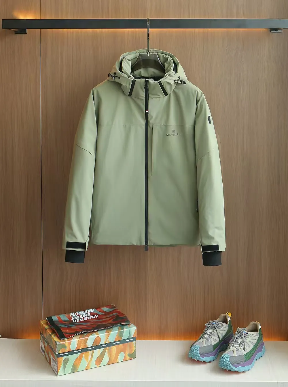 P1660 Moncler 25FW new thin and lightweight men's hooded casual down jacket! Trading company orders Jeluz men's down inspired by classic, men's choice for outdoor activities! The product is made of GORE-Tex waterproof outdoor sports fabric and decorated with recyclable details, which demonstrates the brand's commitment to external environmental protection. The adjustable cuffs and two-way zipper ensure easy wearing and adjustment of the silhouette; the interior is made of European-standard environmentally friendly 90% white duck down + 10% feather high-content filling, which is warmer and lighter than traditional down jackets in the past. You will know its high-end atmosphere when you try it in person. The upper body is comfortable, warm and breathable without any bloated feeling! At the same time, it has a high sense of class and recognition. The seams of the body are all cut in position to ensure visual beauty, which is very time-consuming and material-consuming! The fashionable detachable vest can be worn alone. The detachable hooded stand-up collar design is easy to disassemble and assemble to create different fashionable looks. The concealed placket, two-way zipper opening and closing, elastic cuffs and drawstring hem cuff design can better withstand the cold wind and keep the upper body warm in autumn and winter. It is a tall and stylish item! Color: Black, premium gray, off-white Size: M-3XL Size 1: Shoulder width 51cm - Bust 114cm - Clothing length 70cm - Sleeve length 61cm Size 2: Shoulder width 52cm - Bust 118cm - Clothing length 71cm - Sleeve length 62cm Size 3: Shoulder width 53cm - Bust 122cm - Clothing length 72cm - Sleeve length 63cm 4 Size: Shoulder width 54cm - Bust 126cm - Clothing length 73cm - Sleeve length 64cm Size 5: Shoulder width 55cm - Bust 130cm - Clothing length 75cm - Sleeve length 64cm